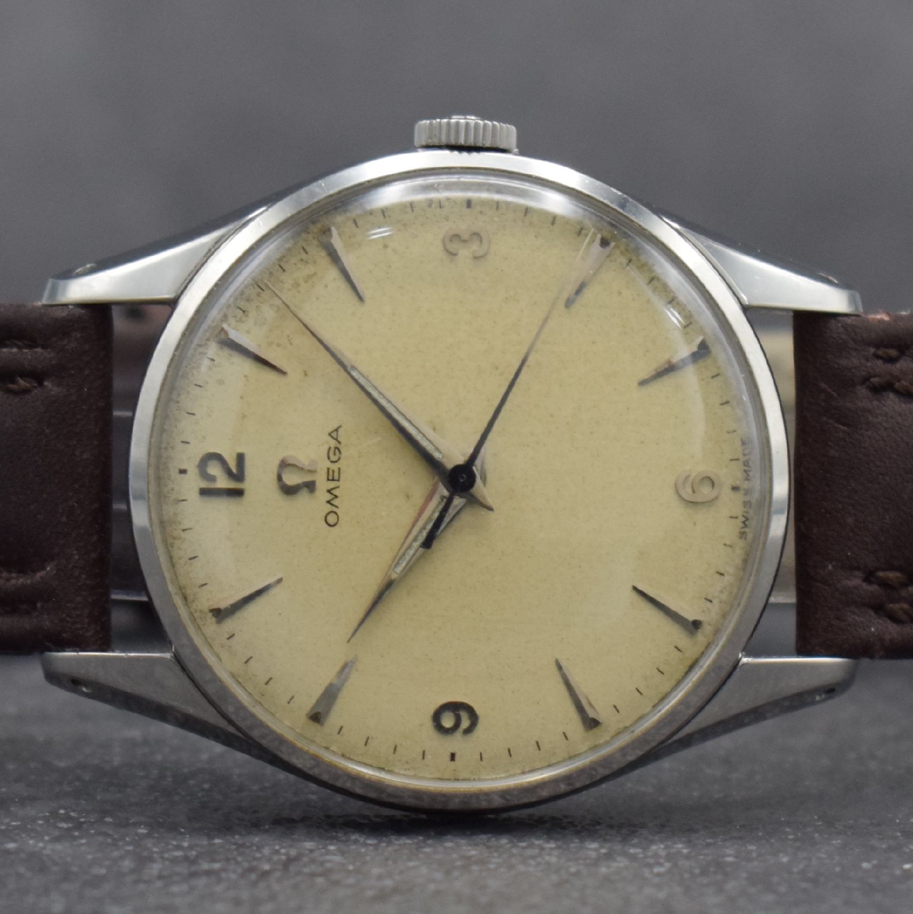 Detail a: OMEGA Herrenarmbanduhr in Stahl Ref. 2810-4 SC, Schweiz um 1955, Handaufzug, 3-teil. Geh., Boden & Glasrand aufgedr., Omega-Krone, silb. Zifferbl. m. ...