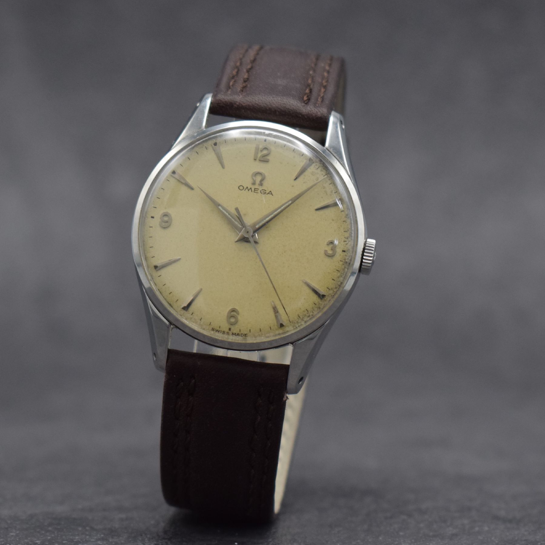 Detail b: OMEGA Herrenarmbanduhr in Stahl Ref. 2810-4 SC, Schweiz um 1955, Handaufzug, 3-teil. Geh., Boden & Glasrand aufgedr., Omega-Krone, silb. Zifferbl. m. ...