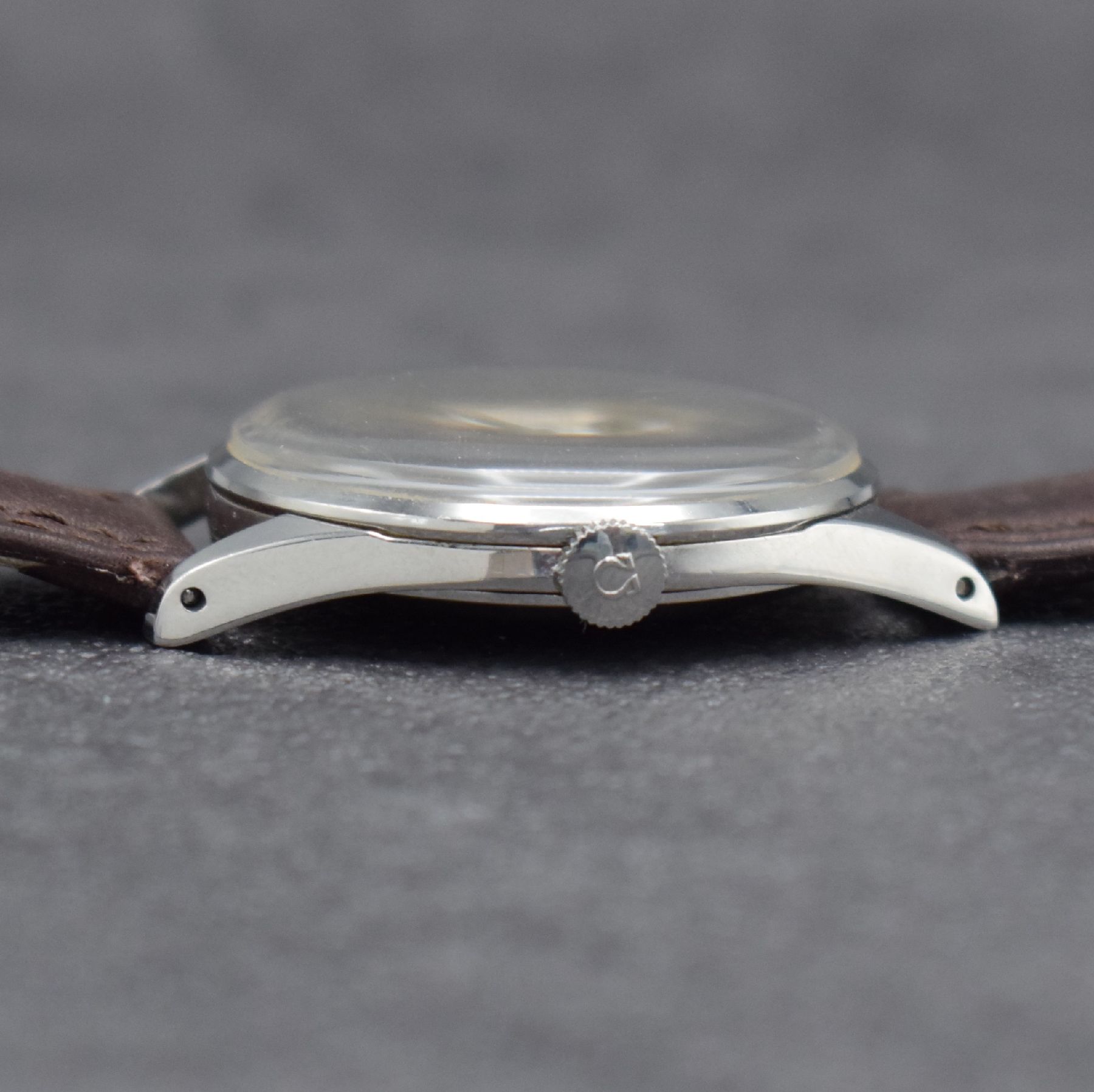 Detail c: OMEGA Herrenarmbanduhr in Stahl Ref. 2810-4 SC, Schweiz um 1955, Handaufzug, 3-teil. Geh., Boden & Glasrand aufgedr., Omega-Krone, silb. Zifferbl. m. ...