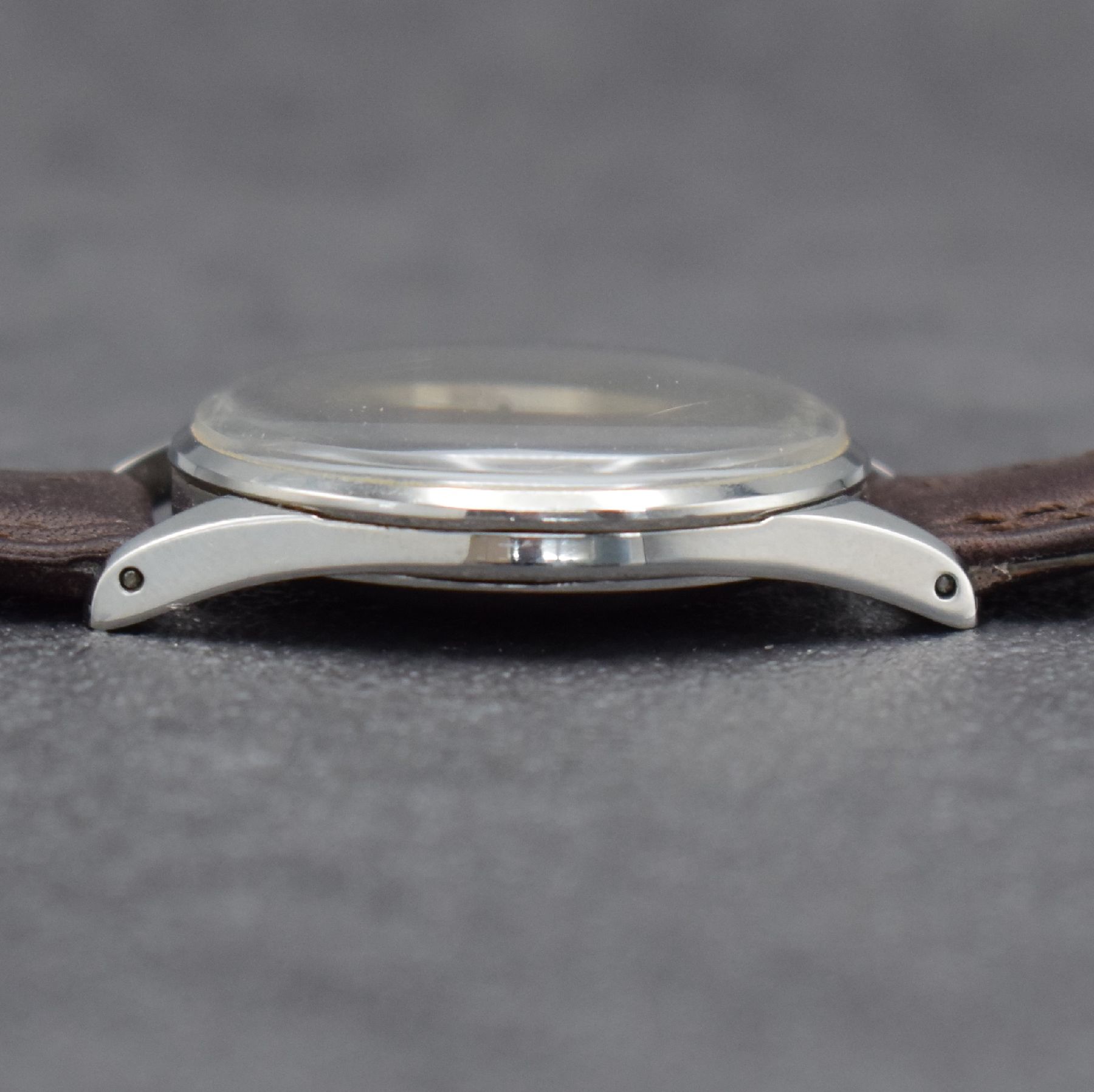 Detail d: OMEGA Herrenarmbanduhr in Stahl Ref. 2810-4 SC, Schweiz um 1955, Handaufzug, 3-teil. Geh., Boden & Glasrand aufgedr., Omega-Krone, silb. Zifferbl. m. ...