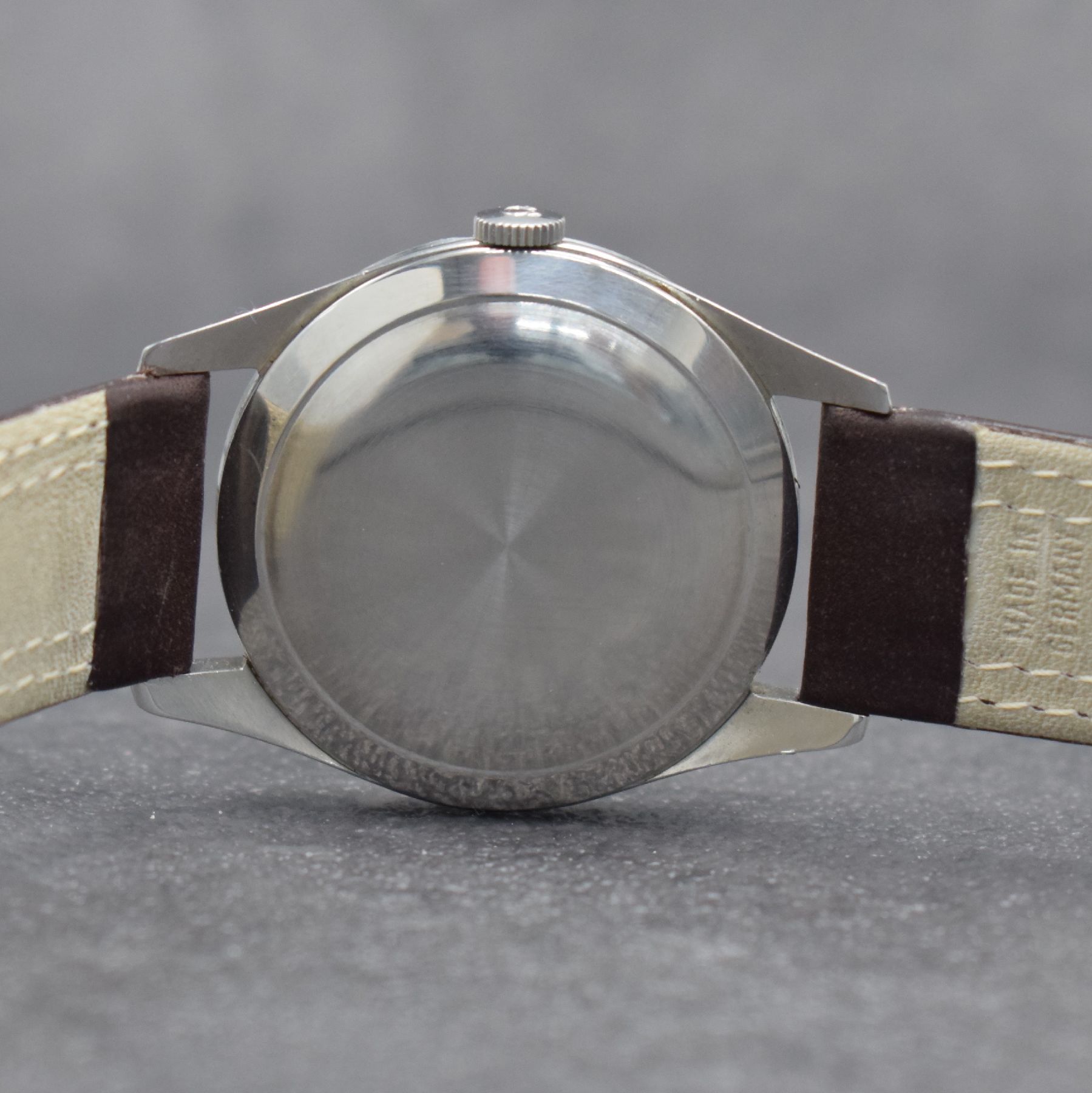 Detail e: OMEGA Herrenarmbanduhr in Stahl Ref. 2810-4 SC, Schweiz um 1955, Handaufzug, 3-teil. Geh., Boden & Glasrand aufgedr., Omega-Krone, silb. Zifferbl. m. ...