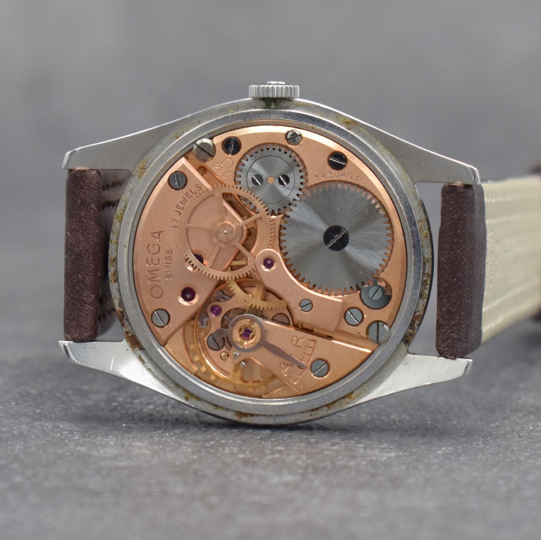 Detail f: OMEGA Herrenarmbanduhr in Stahl Ref. 2810-4 SC, Schweiz um 1955, Handaufzug, 3-teil. Geh., Boden & Glasrand aufgedr., Omega-Krone, silb. Zifferbl. m. ...