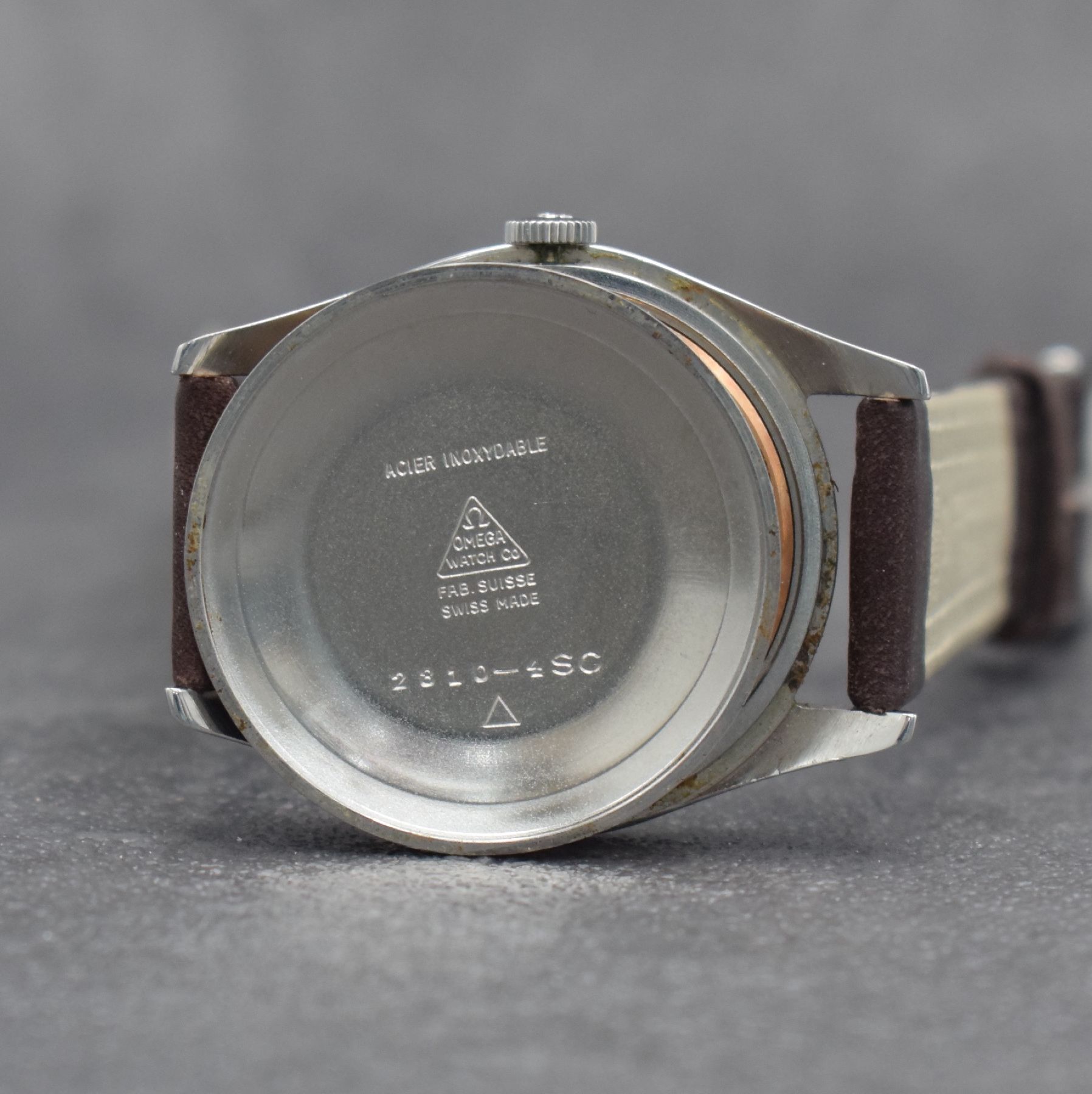 Detail g: OMEGA Herrenarmbanduhr in Stahl Ref. 2810-4 SC, Schweiz um 1955, Handaufzug, 3-teil. Geh., Boden & Glasrand aufgedr., Omega-Krone, silb. Zifferbl. m. ...