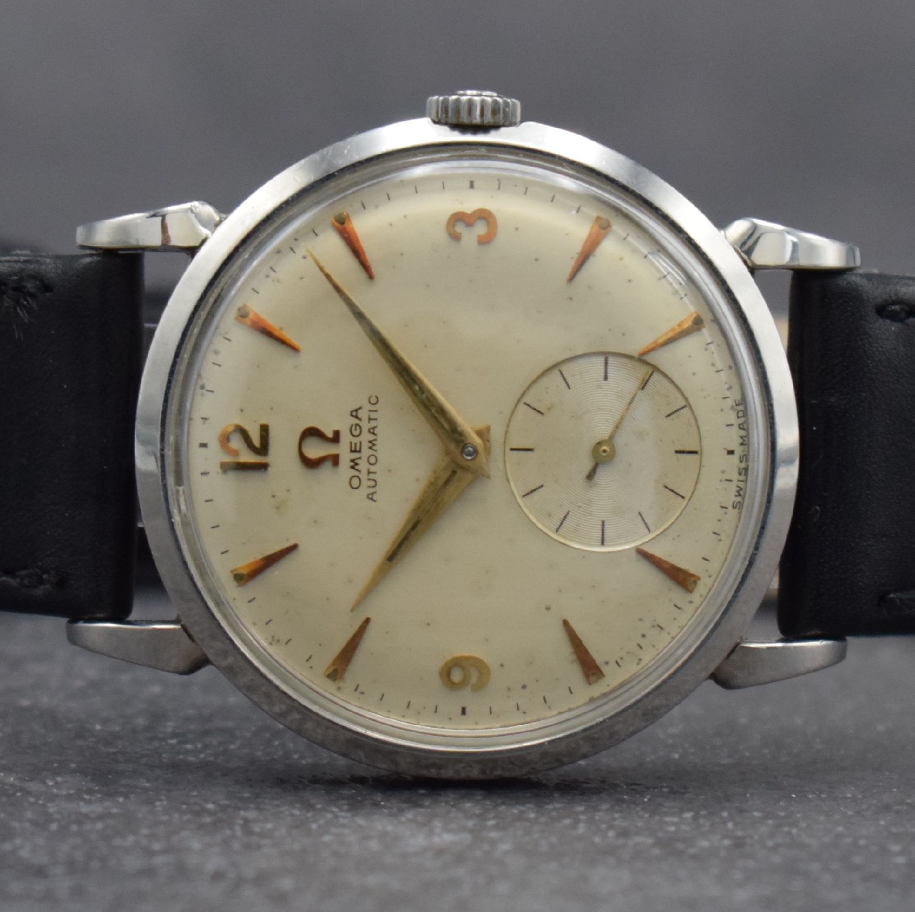 Detail a: OMEGA Armbanduhr in Edelstahl Ref. 2402-7 mit Hammerautomatik, Schweiz um 1955, Automatik, 3-teil. Geh., Boden & Glasrand aufgedr., Omega Krone, ...