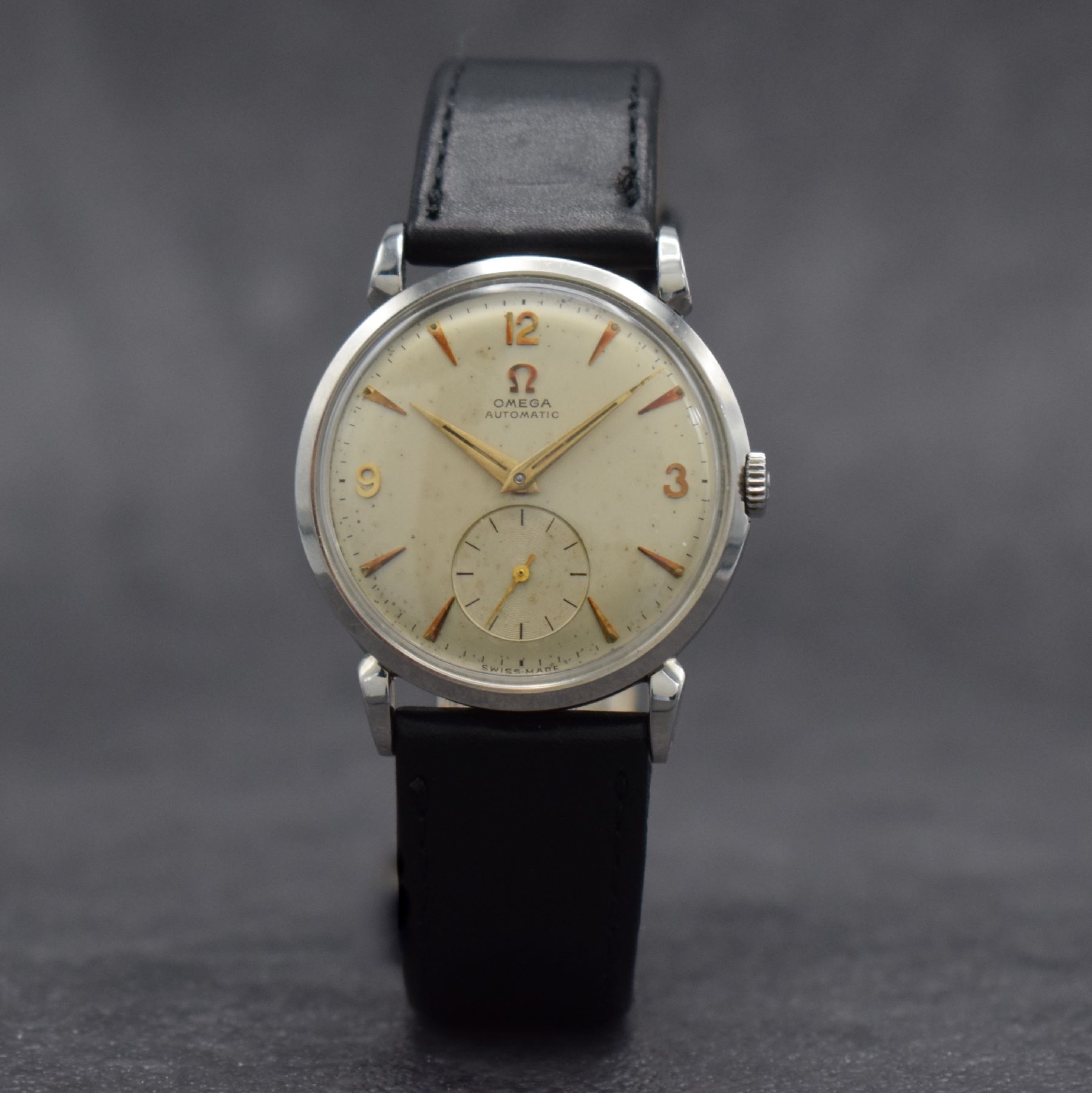 Detail b: OMEGA Armbanduhr in Edelstahl Ref. 2402-7 mit Hammerautomatik, Schweiz um 1955, Automatik, 3-teil. Geh., Boden & Glasrand aufgedr., Omega Krone, ...