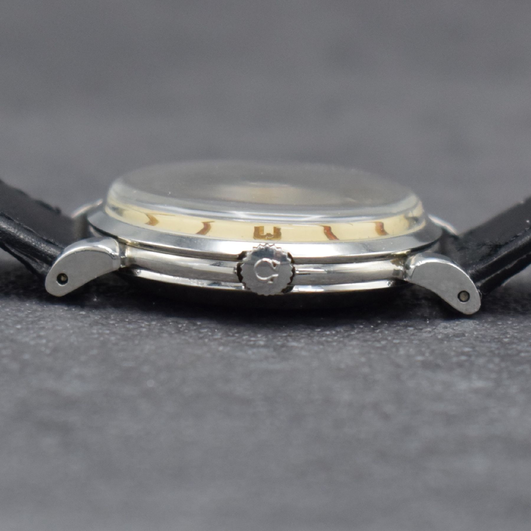 Detail c: OMEGA Armbanduhr in Edelstahl Ref. 2402-7 mit Hammerautomatik, Schweiz um 1955, Automatik, 3-teil. Geh., Boden & Glasrand aufgedr., Omega Krone, ...