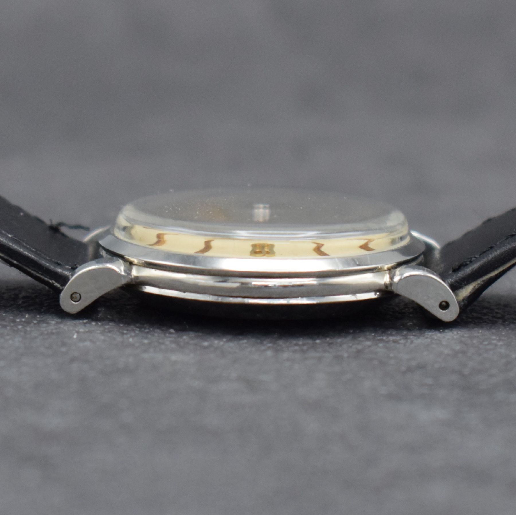 Detail d: OMEGA Armbanduhr in Edelstahl Ref. 2402-7 mit Hammerautomatik, Schweiz um 1955, Automatik, 3-teil. Geh., Boden & Glasrand aufgedr., Omega Krone, ...