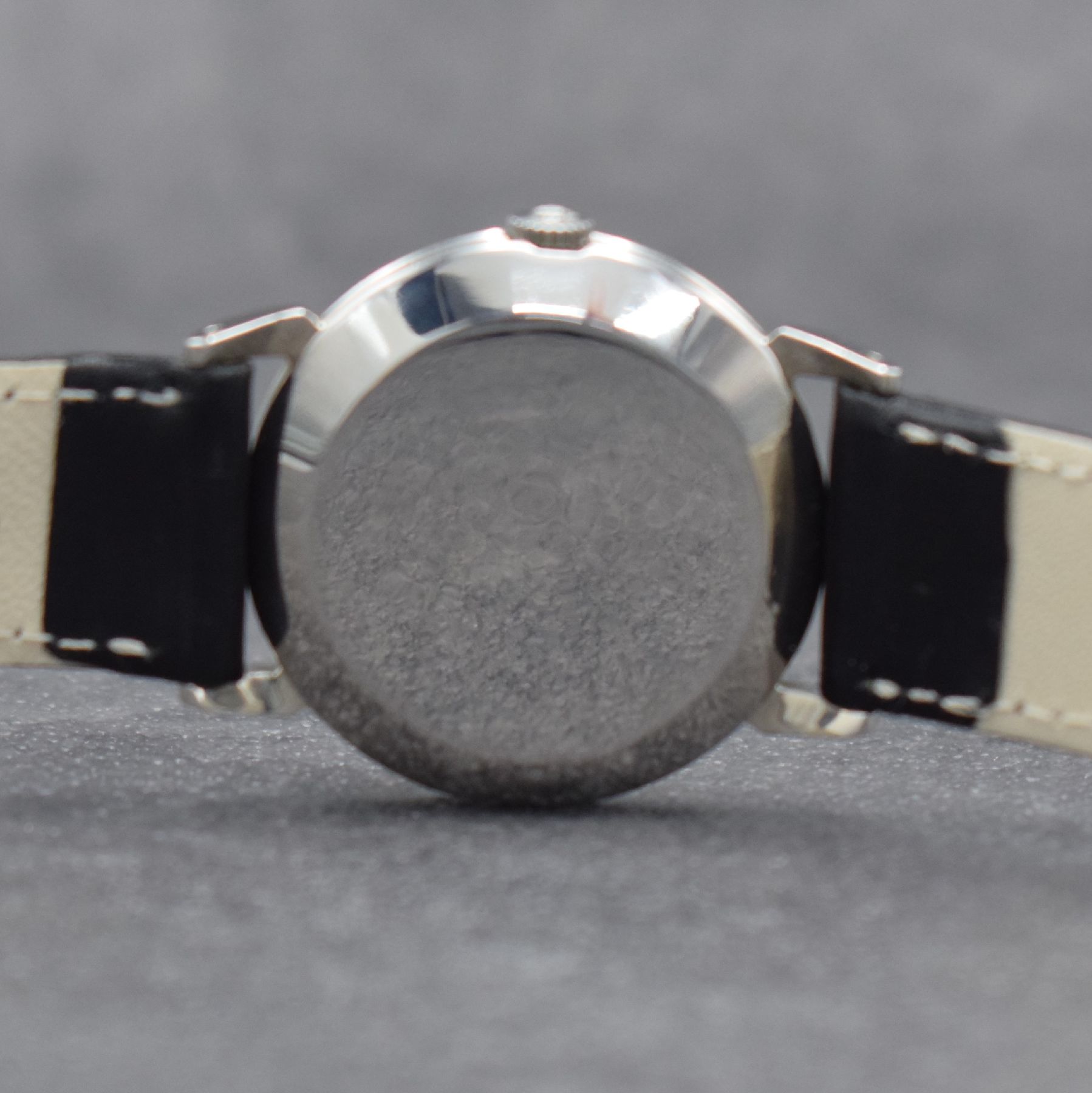 Detail e: OMEGA Armbanduhr in Edelstahl Ref. 2402-7 mit Hammerautomatik, Schweiz um 1955, Automatik, 3-teil. Geh., Boden & Glasrand aufgedr., Omega Krone, ...