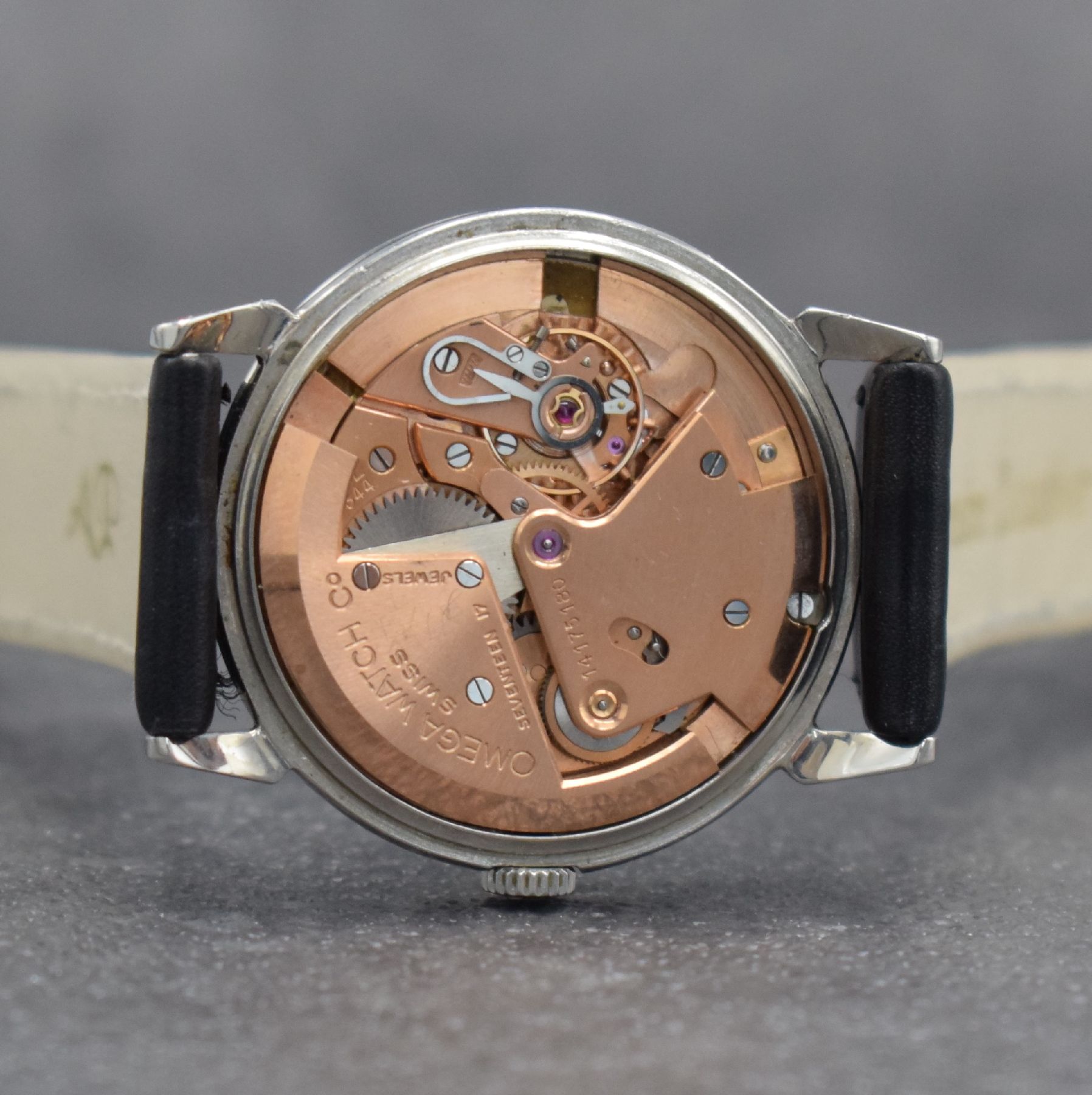 Detail f: OMEGA Armbanduhr in Edelstahl Ref. 2402-7 mit Hammerautomatik, Schweiz um 1955, Automatik, 3-teil. Geh., Boden & Glasrand aufgedr., Omega Krone, ...