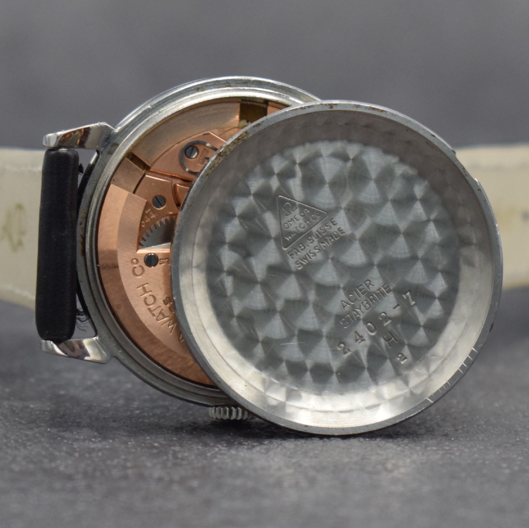 Detail g: OMEGA Armbanduhr in Edelstahl Ref. 2402-7 mit Hammerautomatik, Schweiz um 1955, Automatik, 3-teil. Geh., Boden & Glasrand aufgedr., Omega Krone, ...