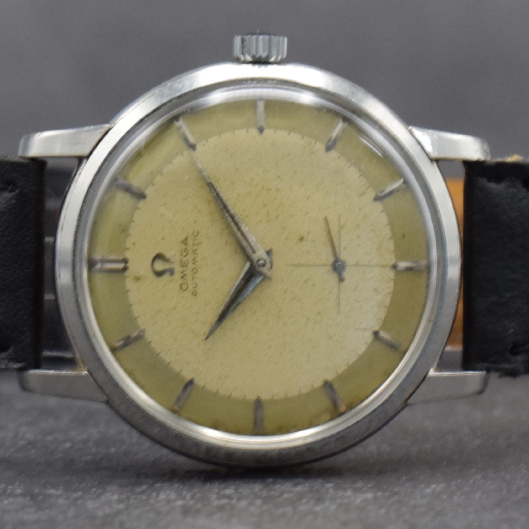 Detail a: OMEGA Herrenarmbanduhr in Stahl Ref. 2888/ 2864-2SC, Schweiz um 1958, Automatik, 3 teil. Geh., Boden & Glasrand aufgedr., silb. Zifferbl. m. aufges. ...