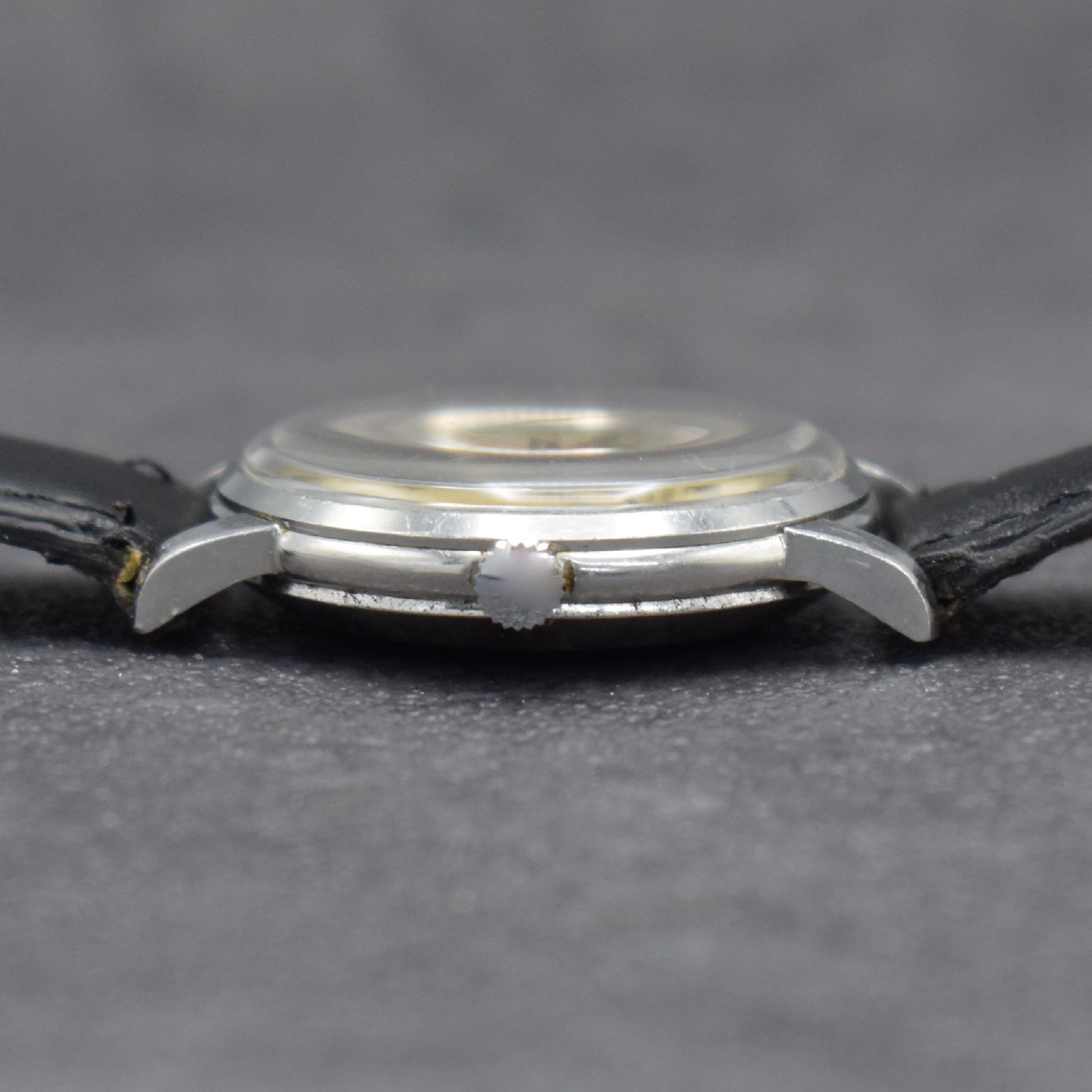 Detail b: OMEGA Herrenarmbanduhr in Stahl Ref. 2888/ 2864-2SC, Schweiz um 1958, Automatik, 3 teil. Geh., Boden & Glasrand aufgedr., silb. Zifferbl. m. aufges. ...