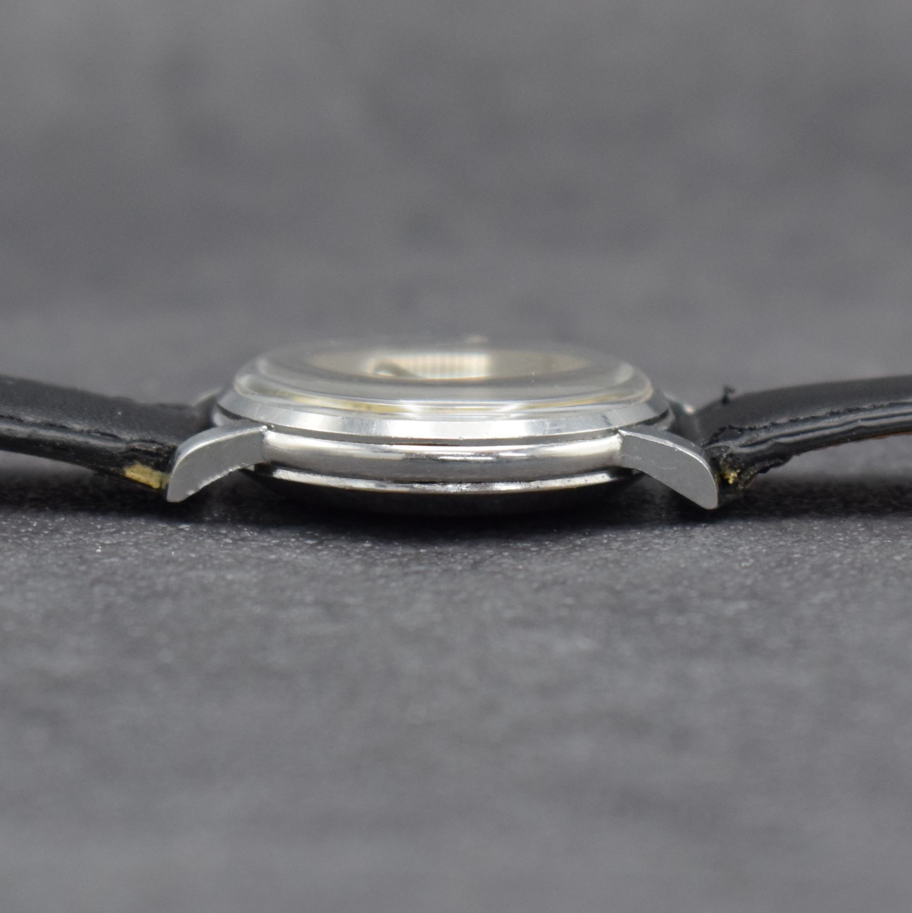 Detail c: OMEGA Herrenarmbanduhr in Stahl Ref. 2888/ 2864-2SC, Schweiz um 1958, Automatik, 3 teil. Geh., Boden & Glasrand aufgedr., silb. Zifferbl. m. aufges. ...