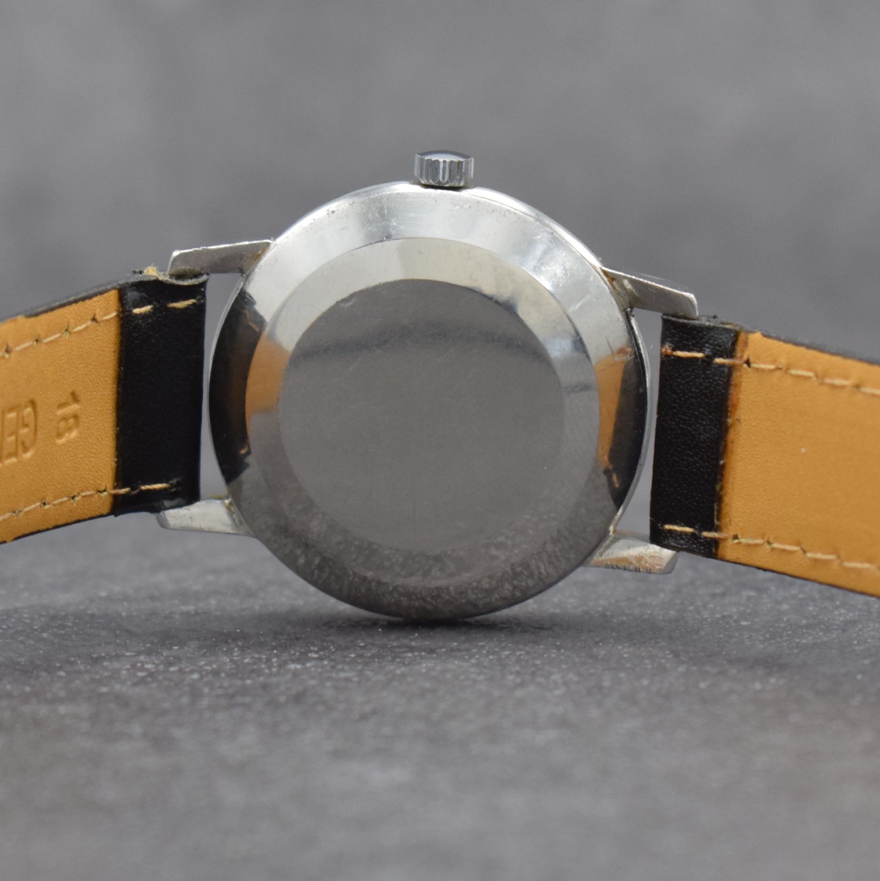 Detail d: OMEGA Herrenarmbanduhr in Stahl Ref. 2888/ 2864-2SC, Schweiz um 1958, Automatik, 3 teil. Geh., Boden & Glasrand aufgedr., silb. Zifferbl. m. aufges. ...