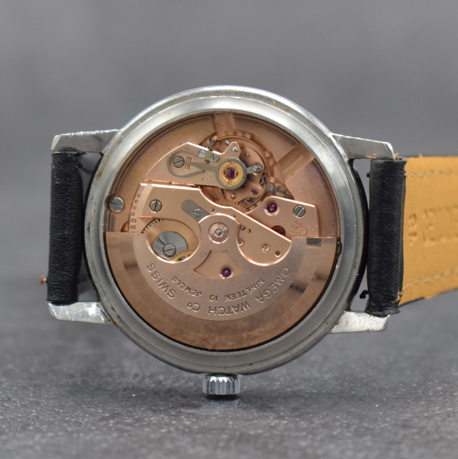 Detail e: OMEGA Herrenarmbanduhr in Stahl Ref. 2888/ 2864-2SC, Schweiz um 1958, Automatik, 3 teil. Geh., Boden & Glasrand aufgedr., silb. Zifferbl. m. aufges. ...