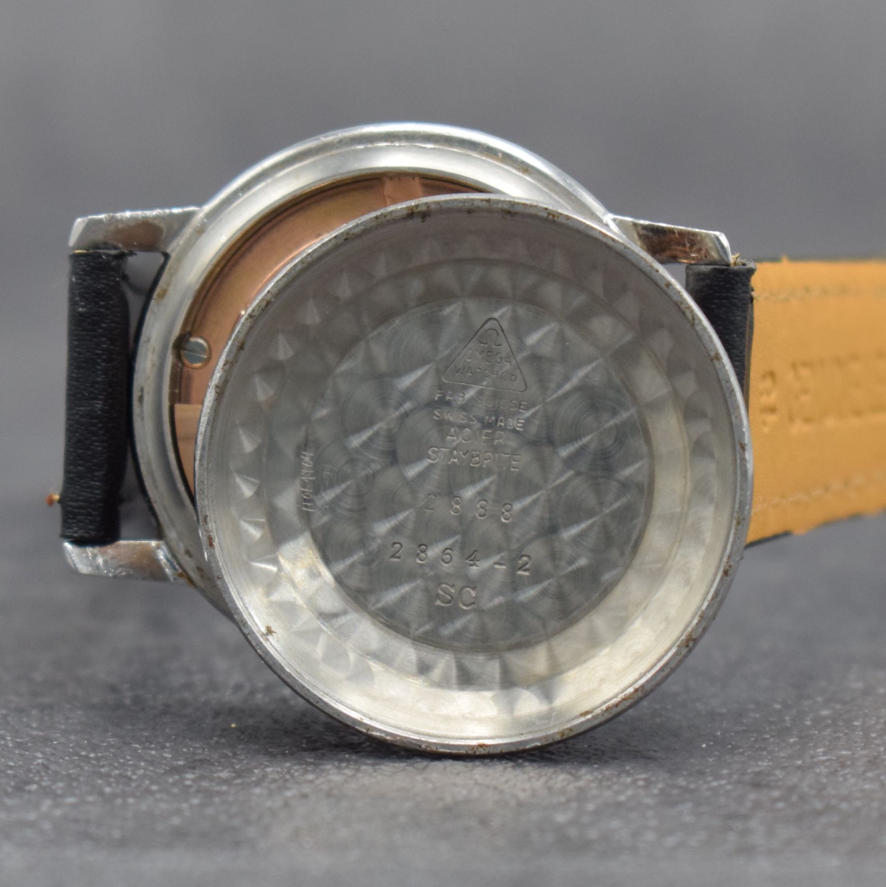 Detail f: OMEGA Herrenarmbanduhr in Stahl Ref. 2888/ 2864-2SC, Schweiz um 1958, Automatik, 3 teil. Geh., Boden & Glasrand aufgedr., silb. Zifferbl. m. aufges. ...