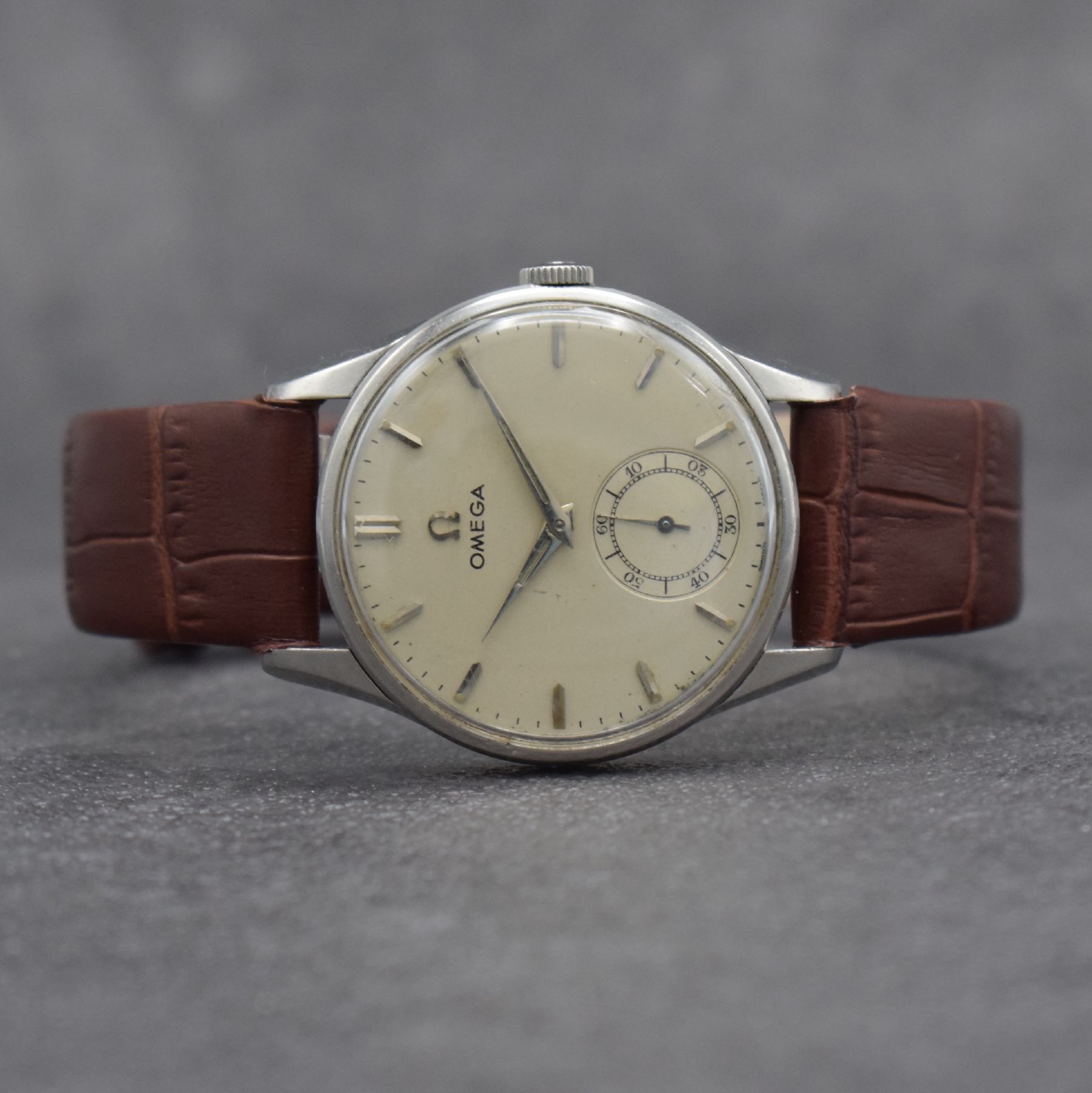 OMEGA Herrenarmbanduhr in Stahl Ref. 2800-1 P, Schweiz um 1955, Handaufzug, 3-teil. Geh., Boden & Glasrand aufgedr., Omega Krone, silb. Zifferbl. m. ...