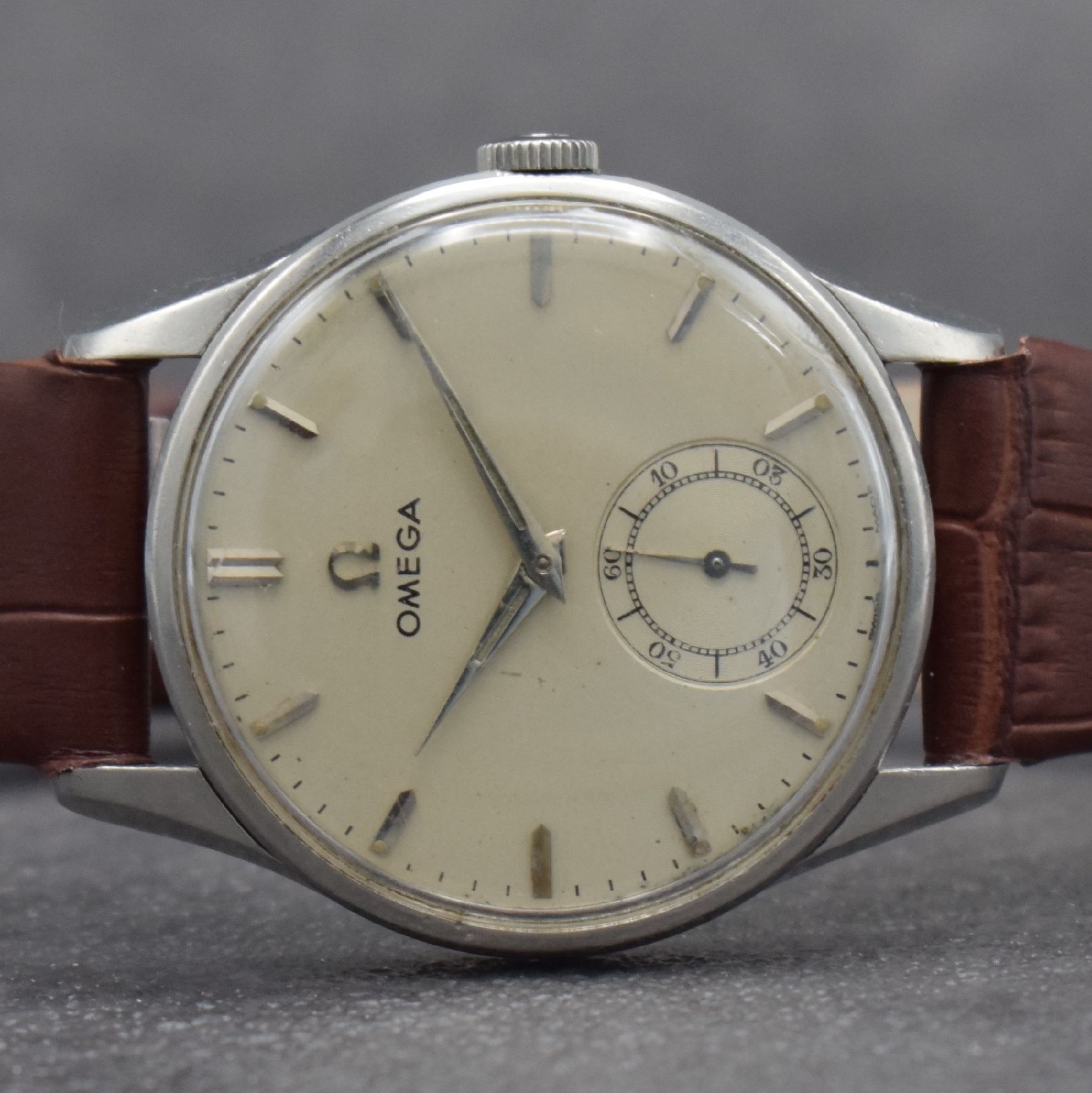 Detail a: OMEGA Herrenarmbanduhr in Stahl Ref. 2800-1 P, Schweiz um 1955, Handaufzug, 3-teil. Geh., Boden & Glasrand aufgedr., Omega Krone, silb. Zifferbl. m. ...
