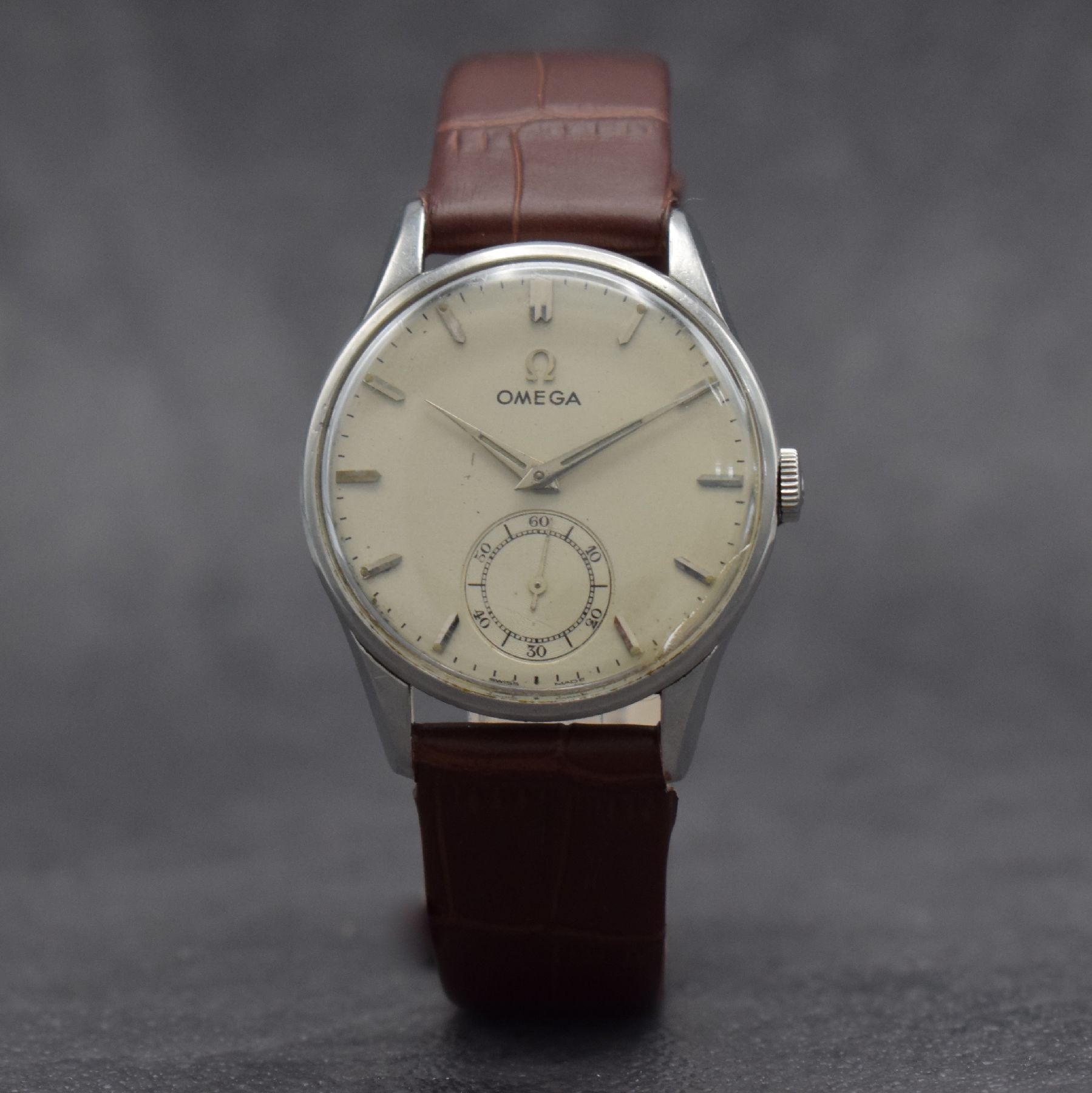 Detail b: OMEGA Herrenarmbanduhr in Stahl Ref. 2800-1 P, Schweiz um 1955, Handaufzug, 3-teil. Geh., Boden & Glasrand aufgedr., Omega Krone, silb. Zifferbl. m. ...
