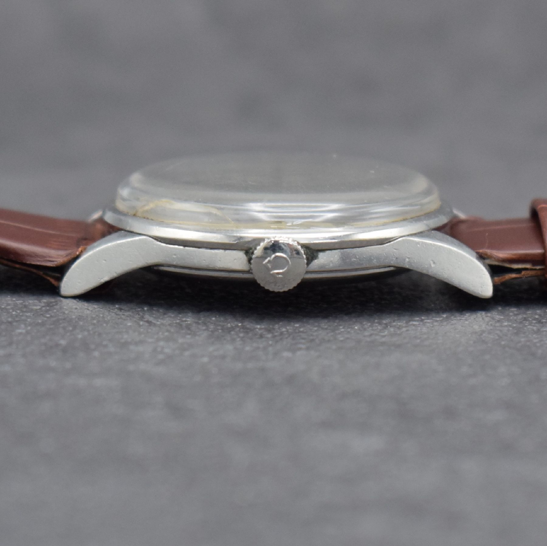 Detail c: OMEGA Herrenarmbanduhr in Stahl Ref. 2800-1 P, Schweiz um 1955, Handaufzug, 3-teil. Geh., Boden & Glasrand aufgedr., Omega Krone, silb. Zifferbl. m. ...