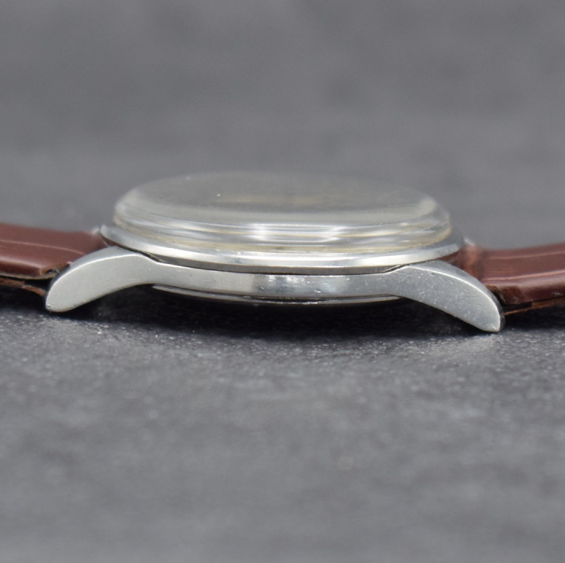 Detail d: OMEGA Herrenarmbanduhr in Stahl Ref. 2800-1 P, Schweiz um 1955, Handaufzug, 3-teil. Geh., Boden & Glasrand aufgedr., Omega Krone, silb. Zifferbl. m. ...