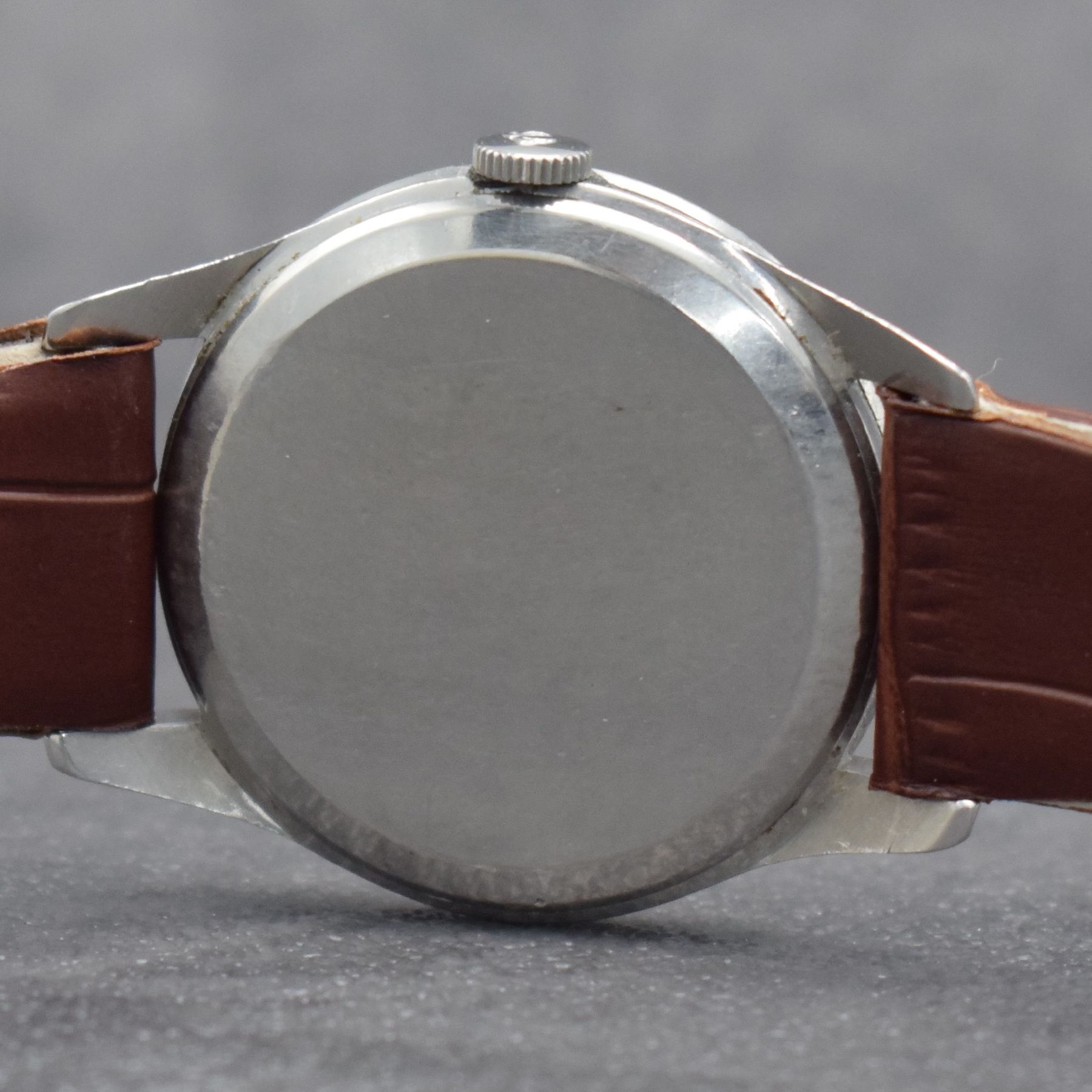 Detail e: OMEGA Herrenarmbanduhr in Stahl Ref. 2800-1 P, Schweiz um 1955, Handaufzug, 3-teil. Geh., Boden & Glasrand aufgedr., Omega Krone, silb. Zifferbl. m. ...