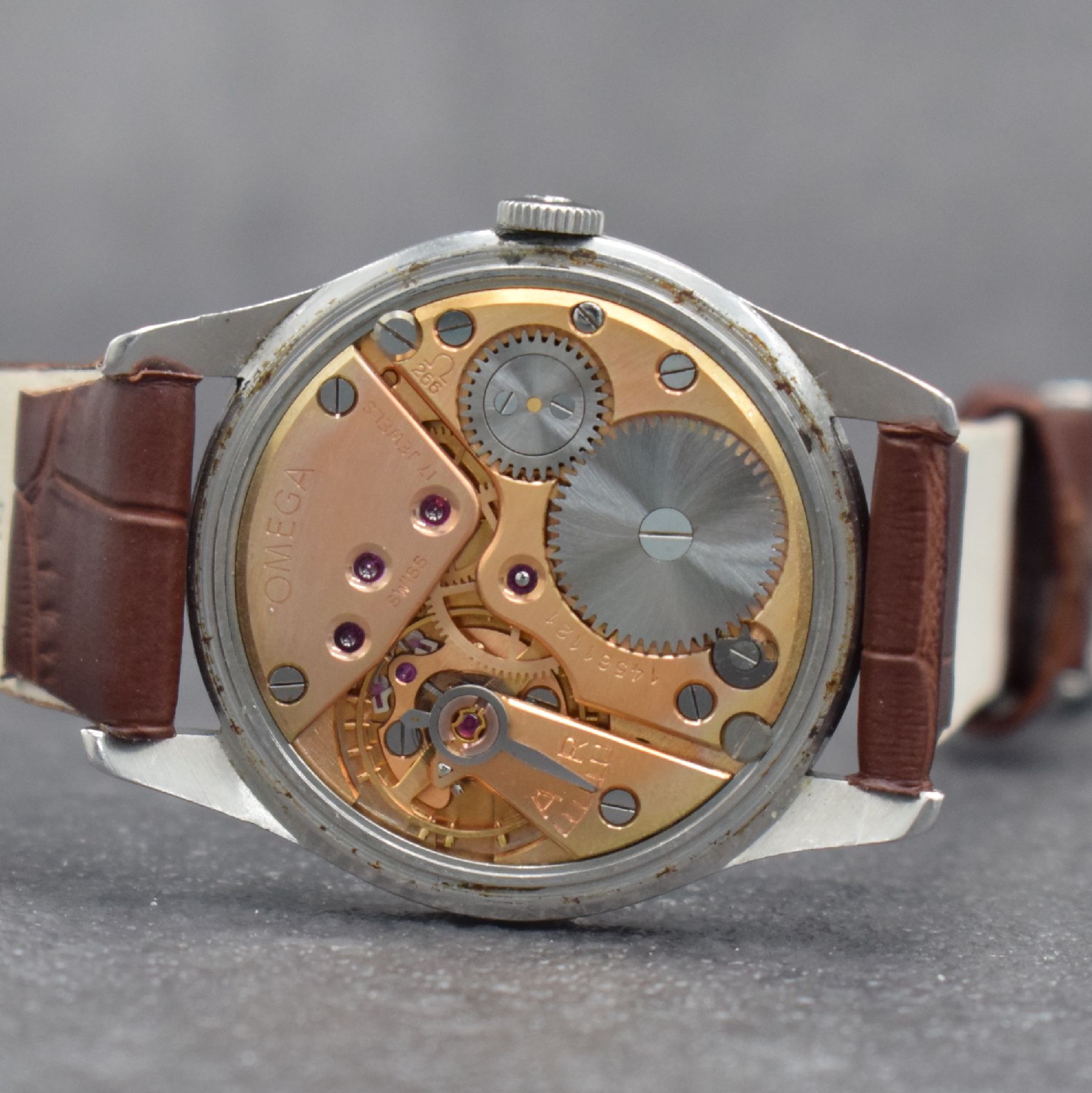 Detail f: OMEGA Herrenarmbanduhr in Stahl Ref. 2800-1 P, Schweiz um 1955, Handaufzug, 3-teil. Geh., Boden & Glasrand aufgedr., Omega Krone, silb. Zifferbl. m. ...