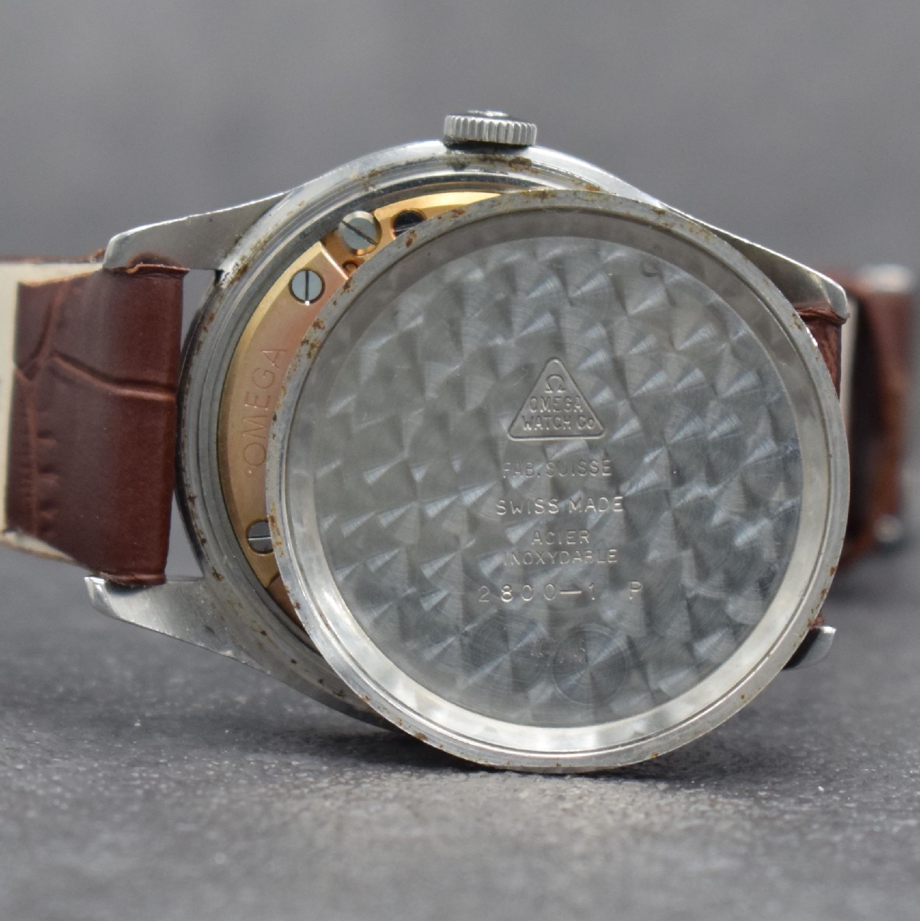 Detail g: OMEGA Herrenarmbanduhr in Stahl Ref. 2800-1 P, Schweiz um 1955, Handaufzug, 3-teil. Geh., Boden & Glasrand aufgedr., Omega Krone, silb. Zifferbl. m. ...
