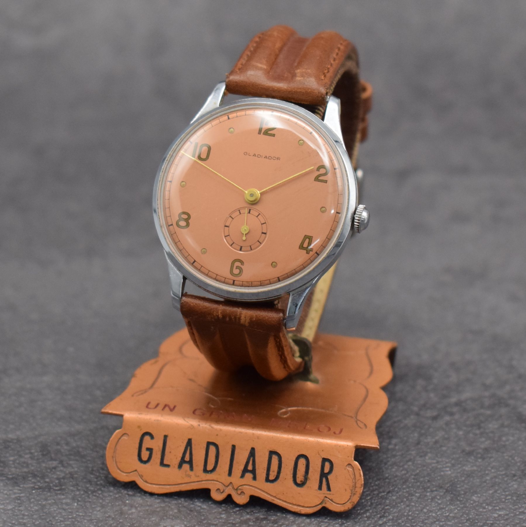 GLADIATOR große 38 mm Herrenarmbanduhr mit original Aufsteller, Schweiz um 1940, Handaufzug, 3-teil. Gehäuse verchr., Stahlboden aufgedr., sehr ...