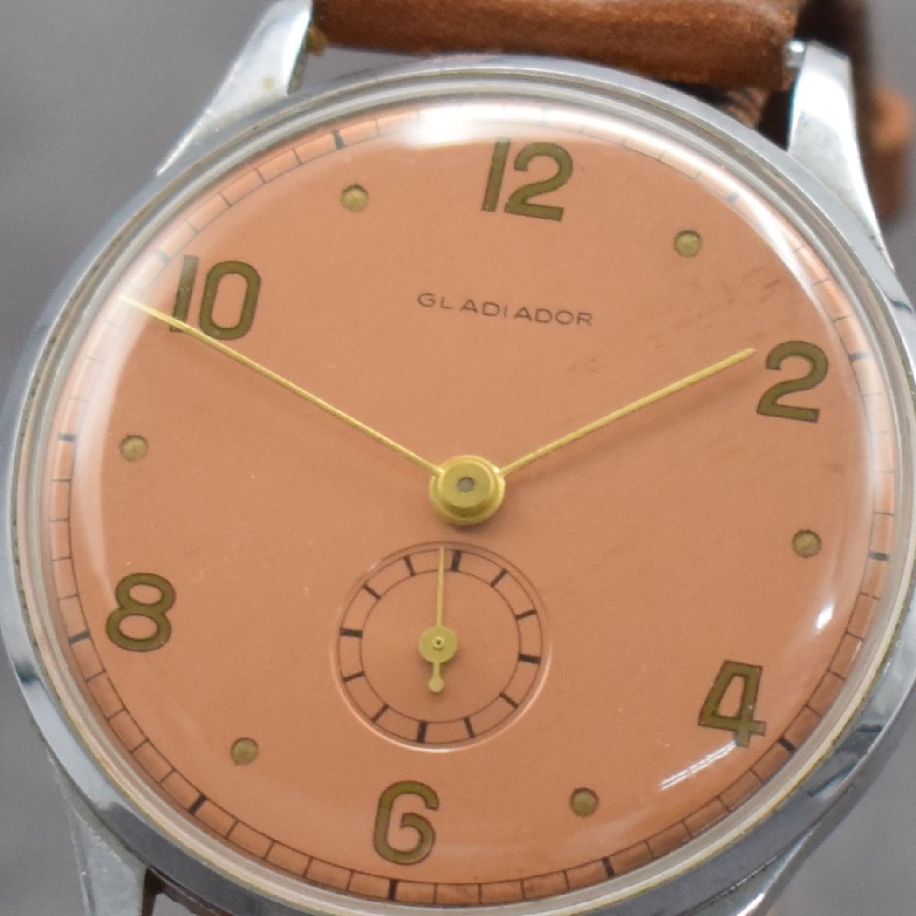 Detail b: GLADIATOR große 38 mm Herrenarmbanduhr mit original Aufsteller, Schweiz um 1940, Handaufzug, 3-teil. Gehäuse verchr., Stahlboden aufgedr., sehr ...