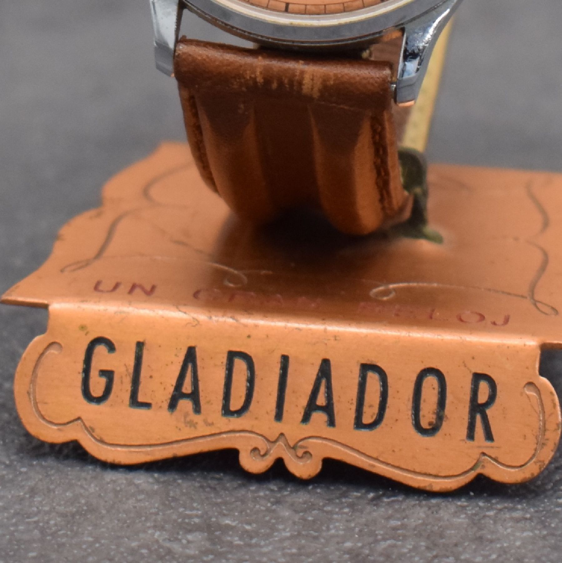 Detail c: GLADIATOR große 38 mm Herrenarmbanduhr mit original Aufsteller, Schweiz um 1940, Handaufzug, 3-teil. Gehäuse verchr., Stahlboden aufgedr., sehr ...