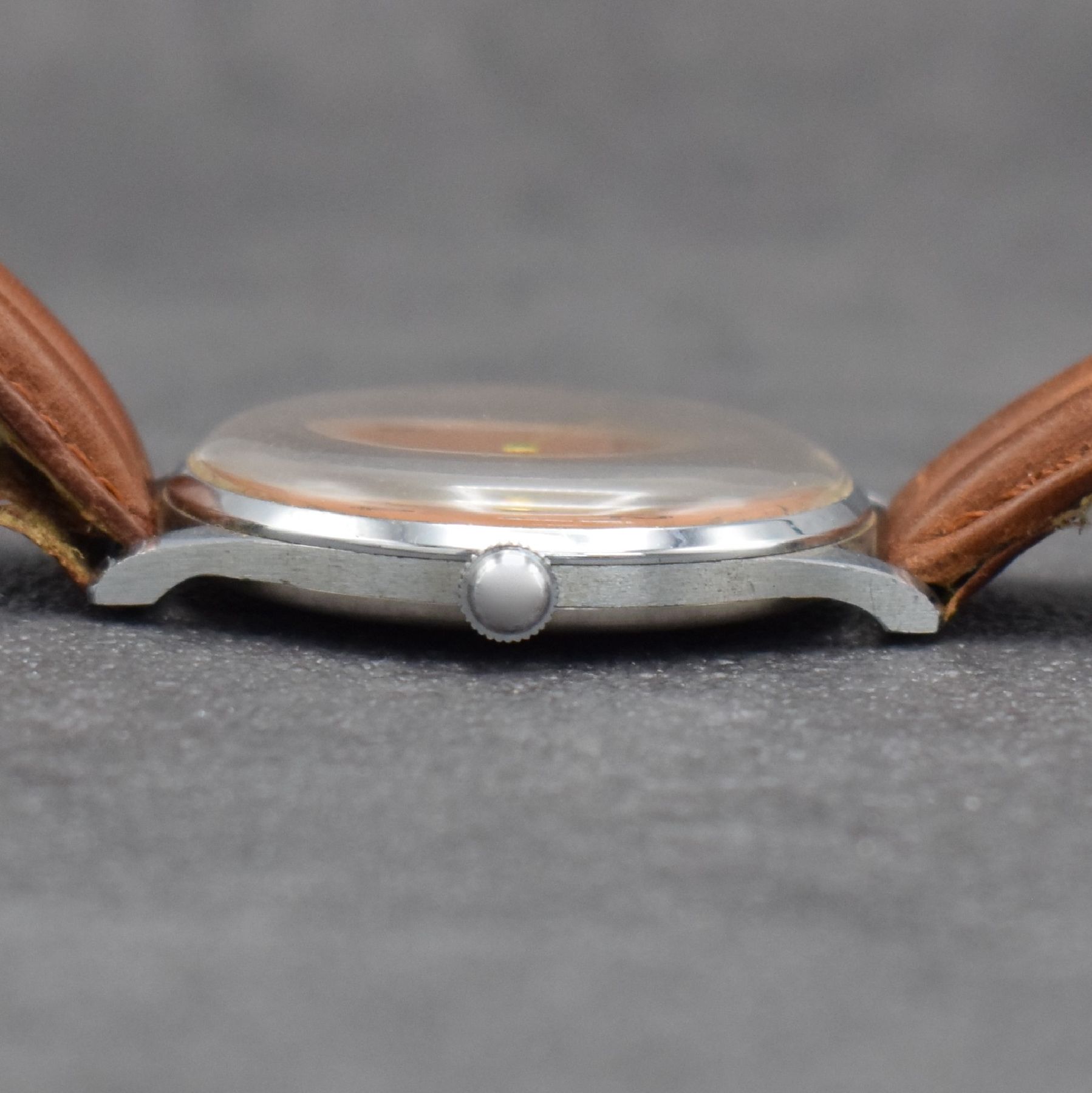 Detail e: GLADIATOR große 38 mm Herrenarmbanduhr mit original Aufsteller, Schweiz um 1940, Handaufzug, 3-teil. Gehäuse verchr., Stahlboden aufgedr., sehr ...