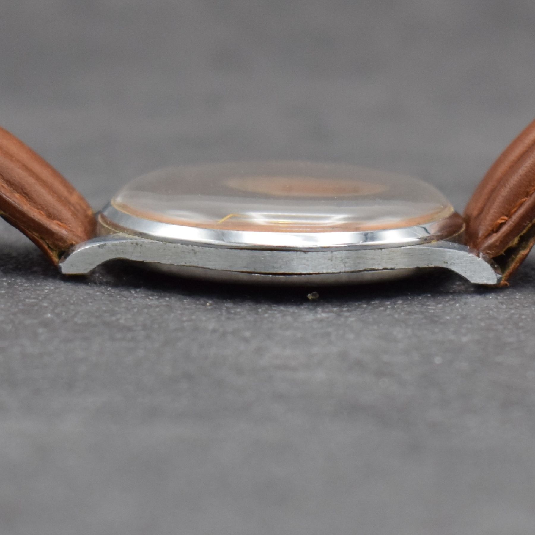 Detail f: GLADIATOR große 38 mm Herrenarmbanduhr mit original Aufsteller, Schweiz um 1940, Handaufzug, 3-teil. Gehäuse verchr., Stahlboden aufgedr., sehr ...