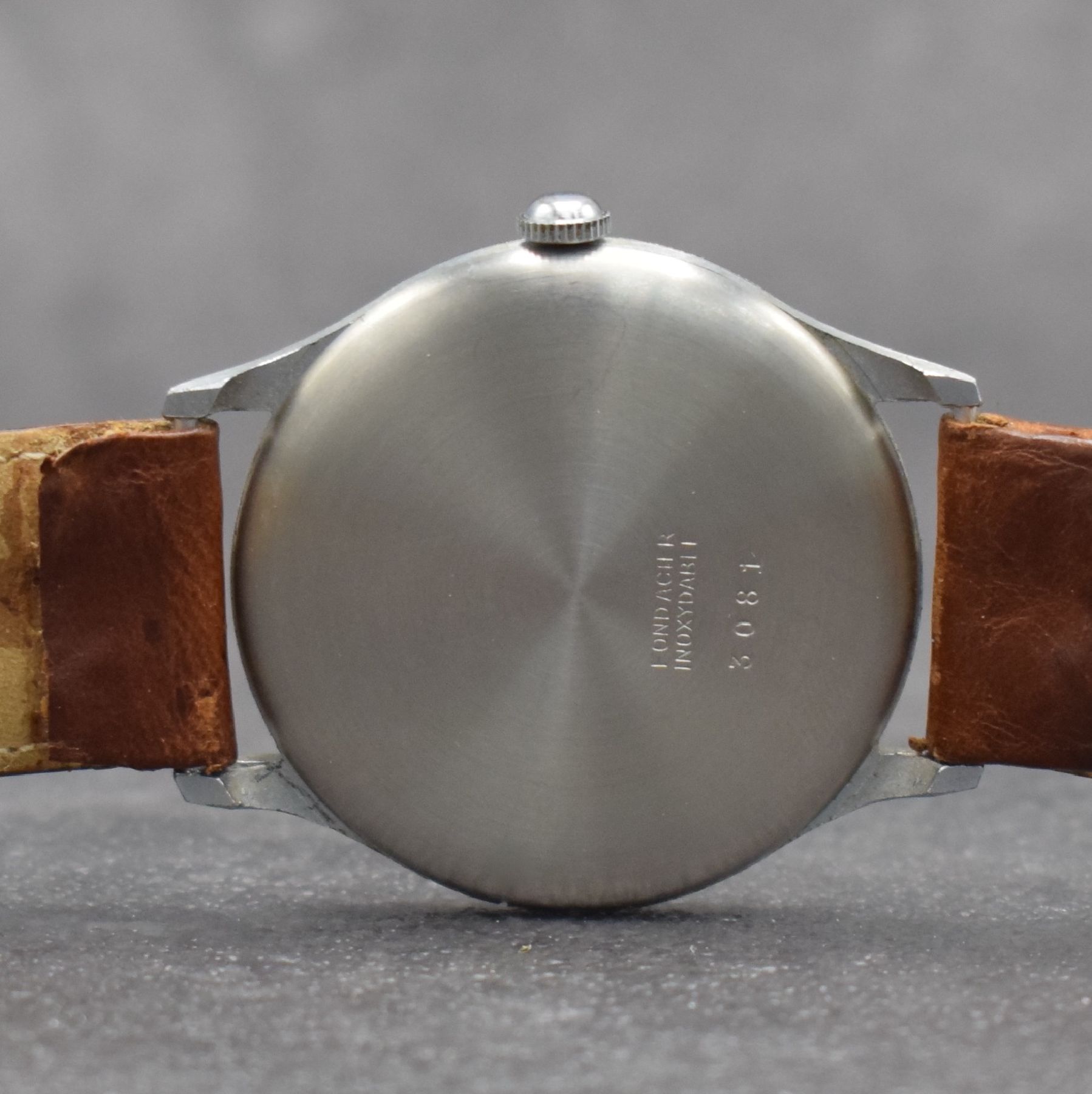 Detail g: GLADIATOR große 38 mm Herrenarmbanduhr mit original Aufsteller, Schweiz um 1940, Handaufzug, 3-teil. Gehäuse verchr., Stahlboden aufgedr., sehr ...