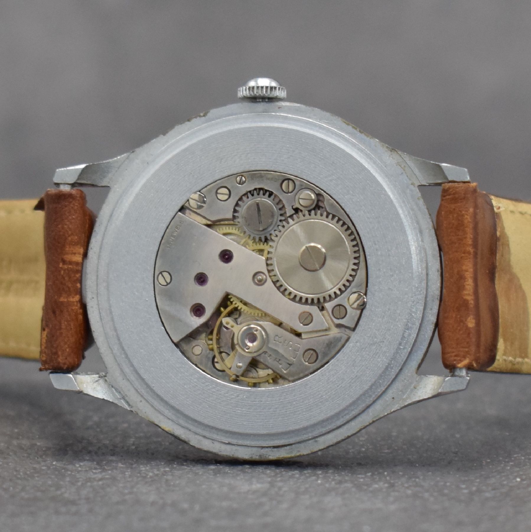 Detail h: GLADIATOR große 38 mm Herrenarmbanduhr mit original Aufsteller, Schweiz um 1940, Handaufzug, 3-teil. Gehäuse verchr., Stahlboden aufgedr., sehr ...