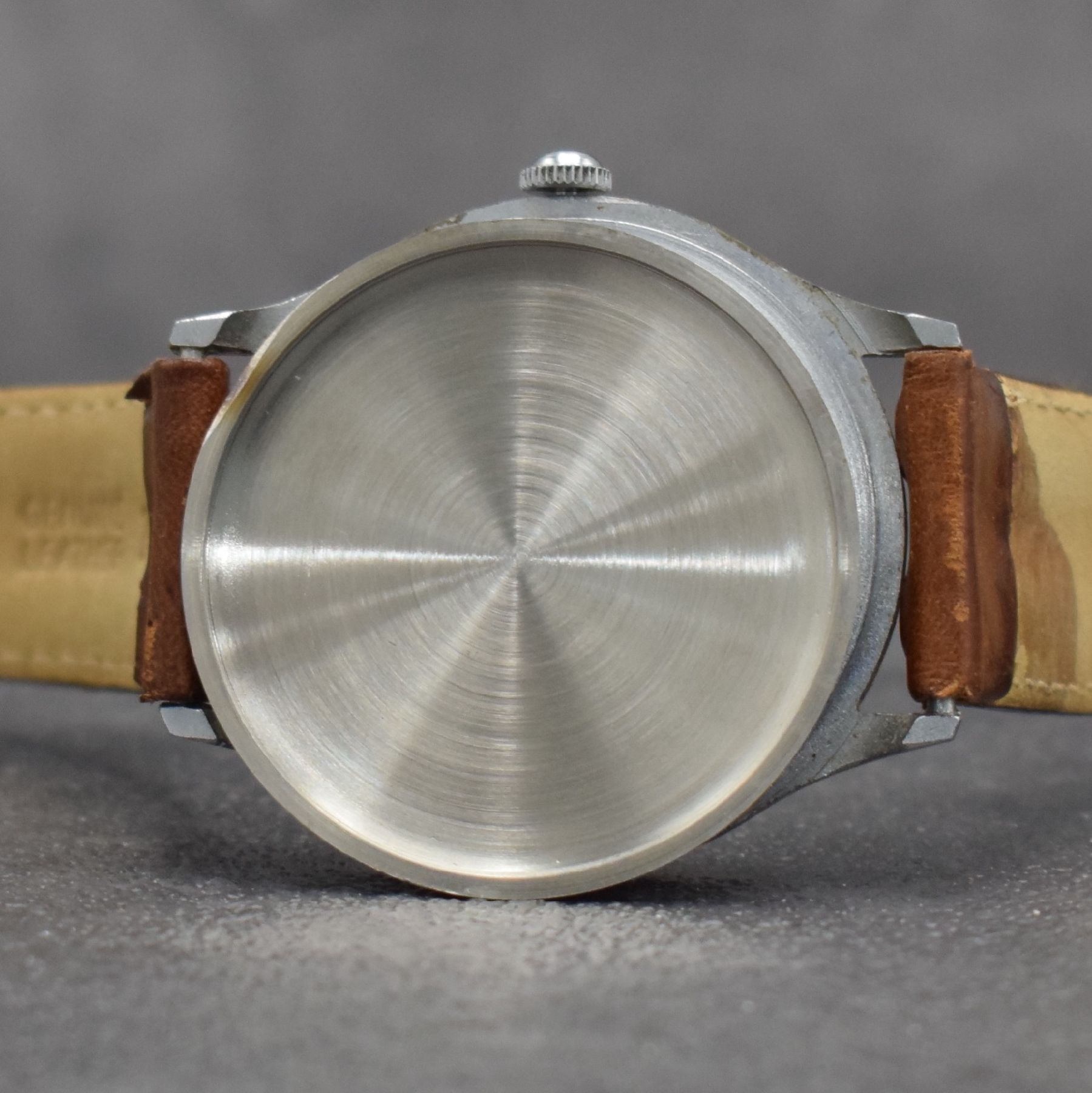 Detail i: GLADIATOR große 38 mm Herrenarmbanduhr mit original Aufsteller, Schweiz um 1940, Handaufzug, 3-teil. Gehäuse verchr., Stahlboden aufgedr., sehr ...