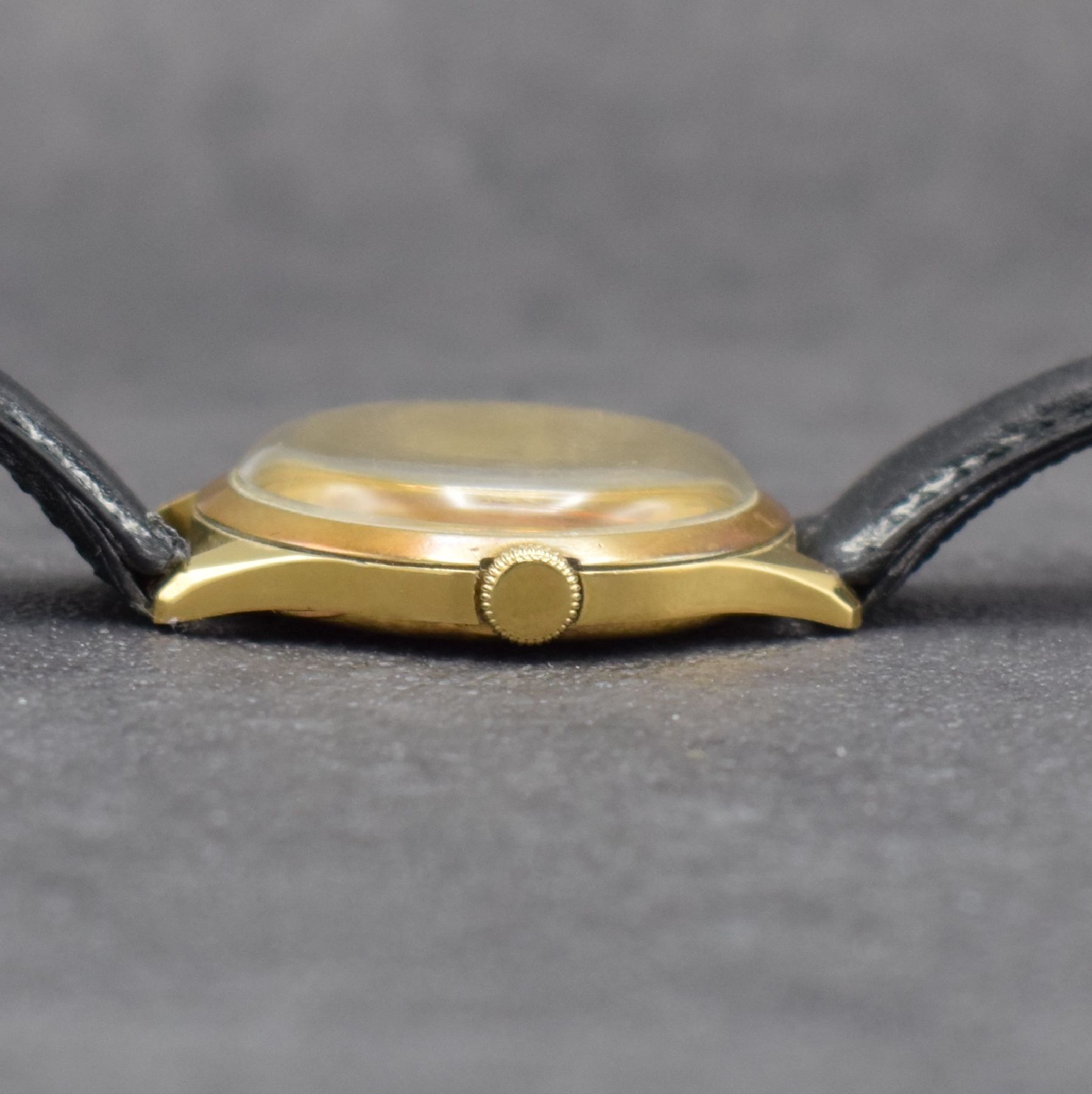 Detail c: IWC seltene & frühe, erste mit Zentralsekunde Herrenarmbanduhr mit Kal. 61 in GG 750/000, Schweiz um 1941, lediglich 7800 Werke zw. 1938 - 1942 ...