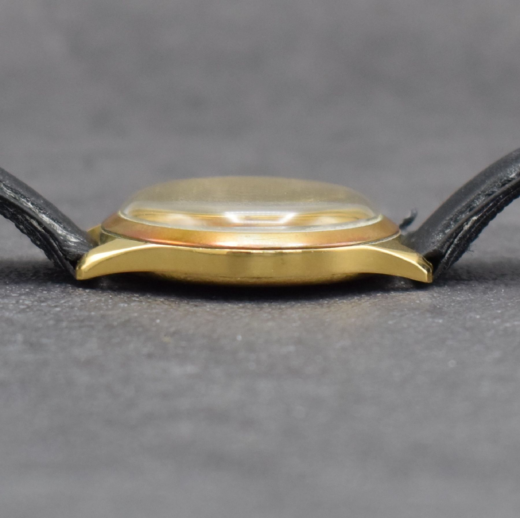 Detail d: IWC seltene & frühe, erste mit Zentralsekunde Herrenarmbanduhr mit Kal. 61 in GG 750/000, Schweiz um 1941, lediglich 7800 Werke zw. 1938 - 1942 ...