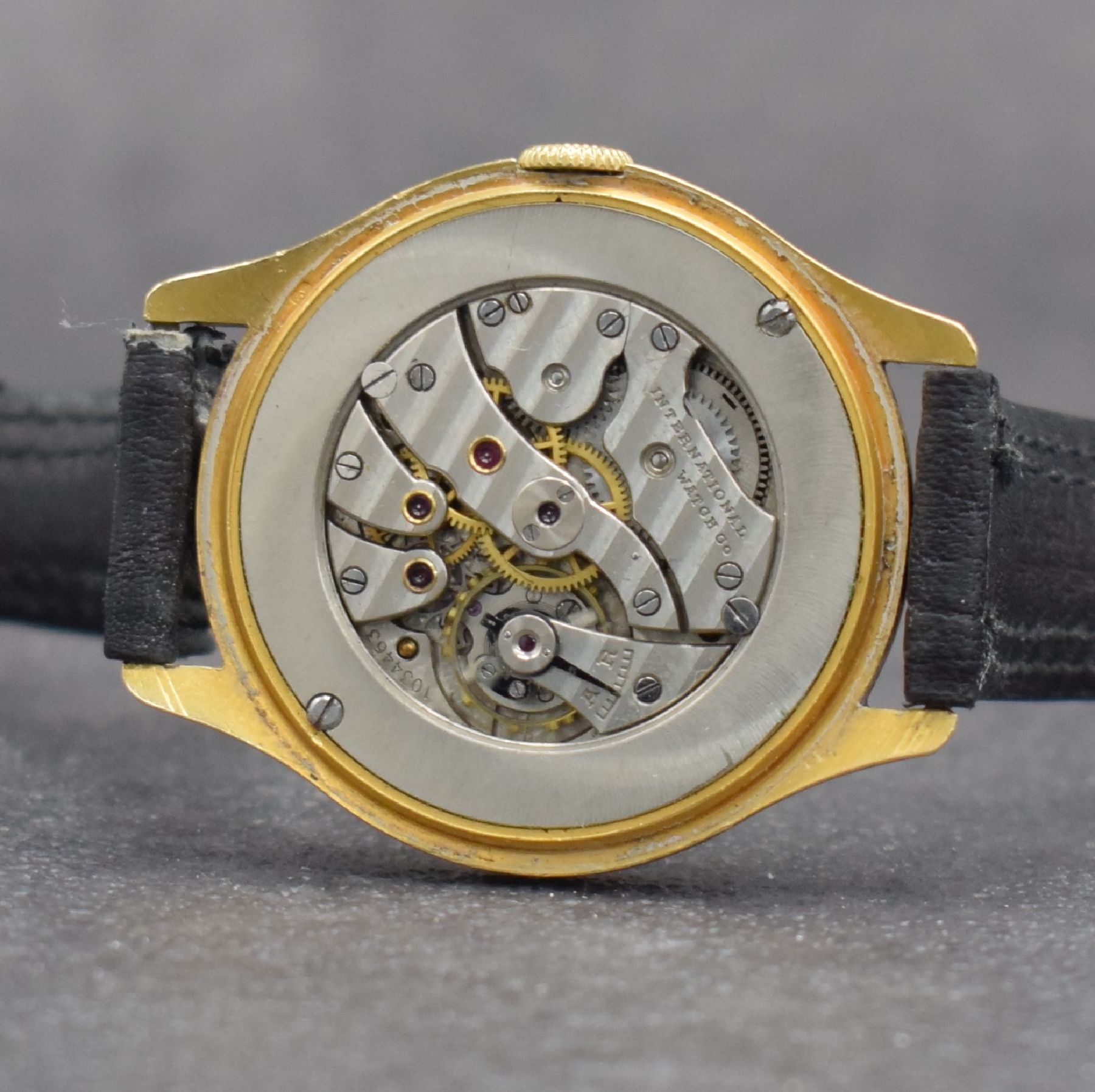 Detail e: IWC seltene & frühe, erste mit Zentralsekunde Herrenarmbanduhr mit Kal. 61 in GG 750/000, Schweiz um 1941, lediglich 7800 Werke zw. 1938 - 1942 ...