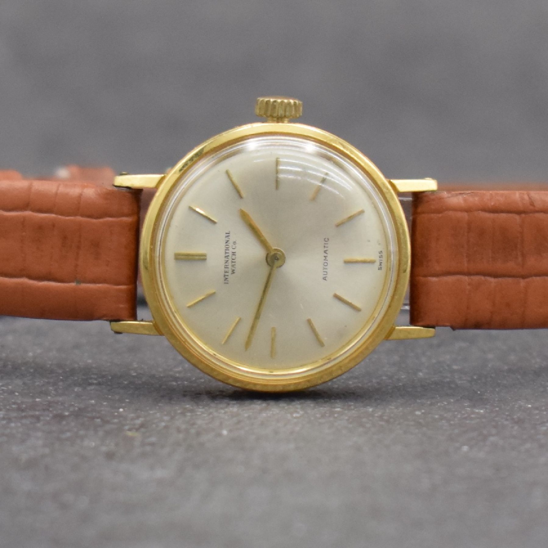 Detail a: IWC seltene Damenarmbanduhr Ref. 2228 in GG 750/000 mit Kaliber 44, Schweiz um 1968, Automatik, massives Goldgeh. m. geschr. Boden, silb. Zifferbl. ...