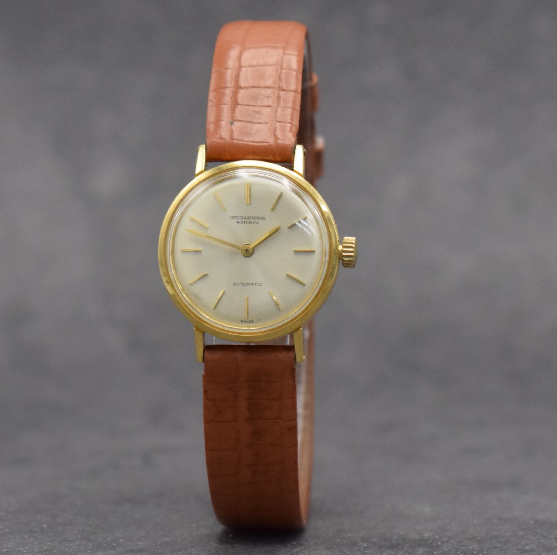 Detail b: IWC seltene Damenarmbanduhr Ref. 2228 in GG 750/000 mit Kaliber 44, Schweiz um 1968, Automatik, massives Goldgeh. m. geschr. Boden, silb. Zifferbl. ...