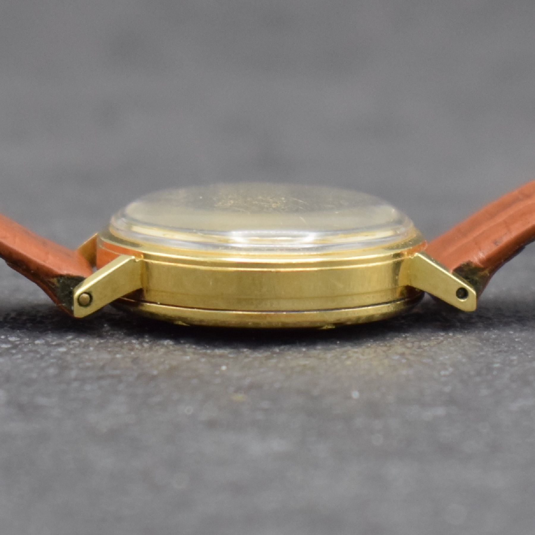 Detail d: IWC seltene Damenarmbanduhr Ref. 2228 in GG 750/000 mit Kaliber 44, Schweiz um 1968, Automatik, massives Goldgeh. m. geschr. Boden, silb. Zifferbl. ...