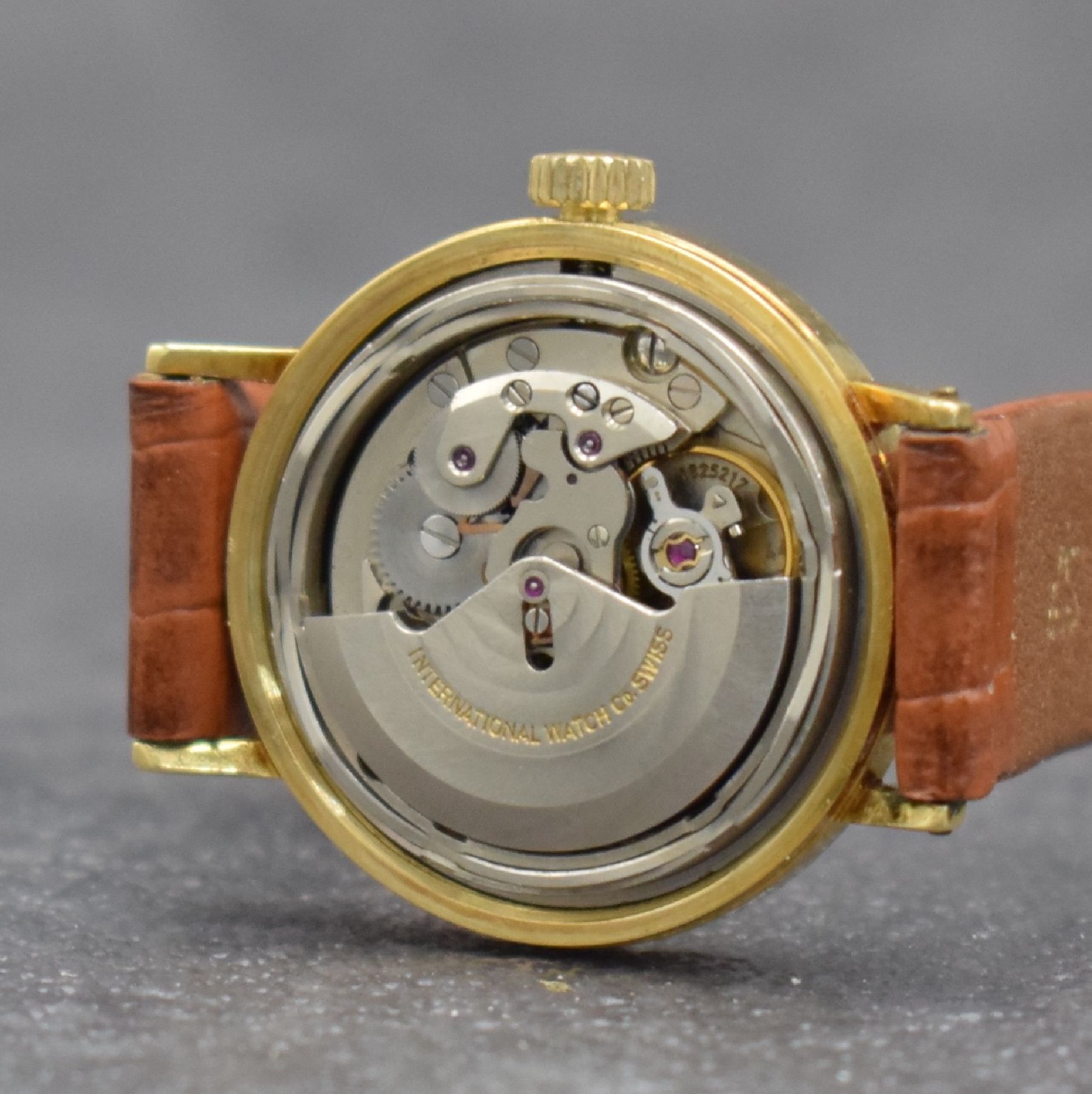 Detail g: IWC seltene Damenarmbanduhr Ref. 2228 in GG 750/000 mit Kaliber 44, Schweiz um 1968, Automatik, massives Goldgeh. m. geschr. Boden, silb. Zifferbl. ...