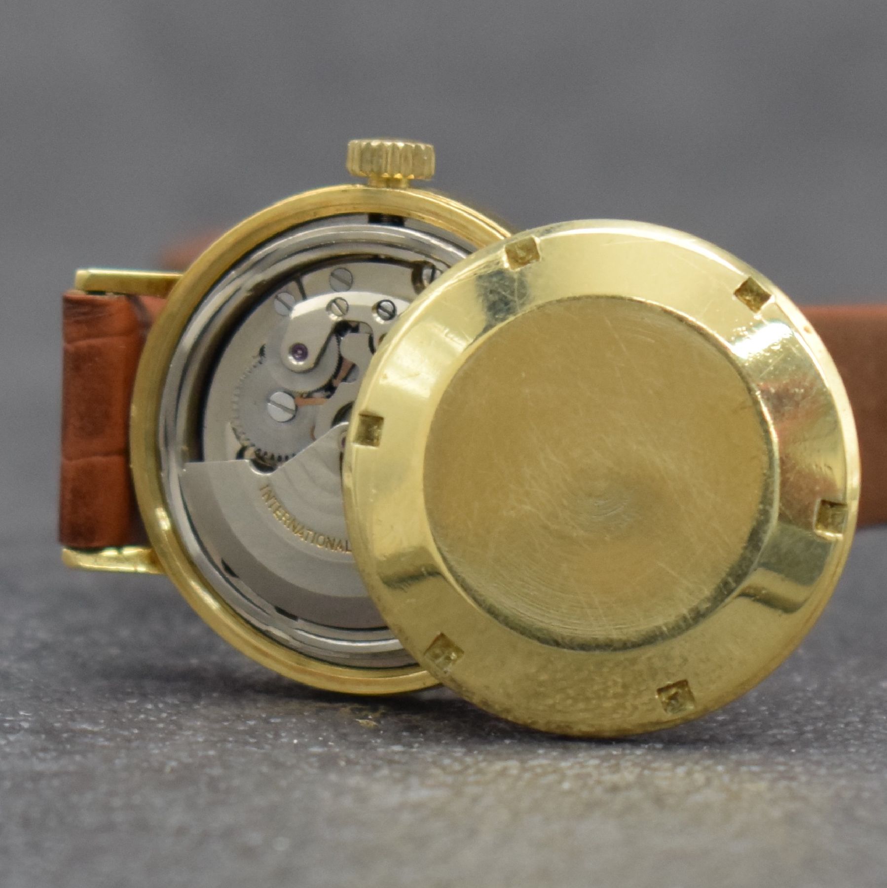Detail i: IWC seltene Damenarmbanduhr Ref. 2228 in GG 750/000 mit Kaliber 44, Schweiz um 1968, Automatik, massives Goldgeh. m. geschr. Boden, silb. Zifferbl. ...