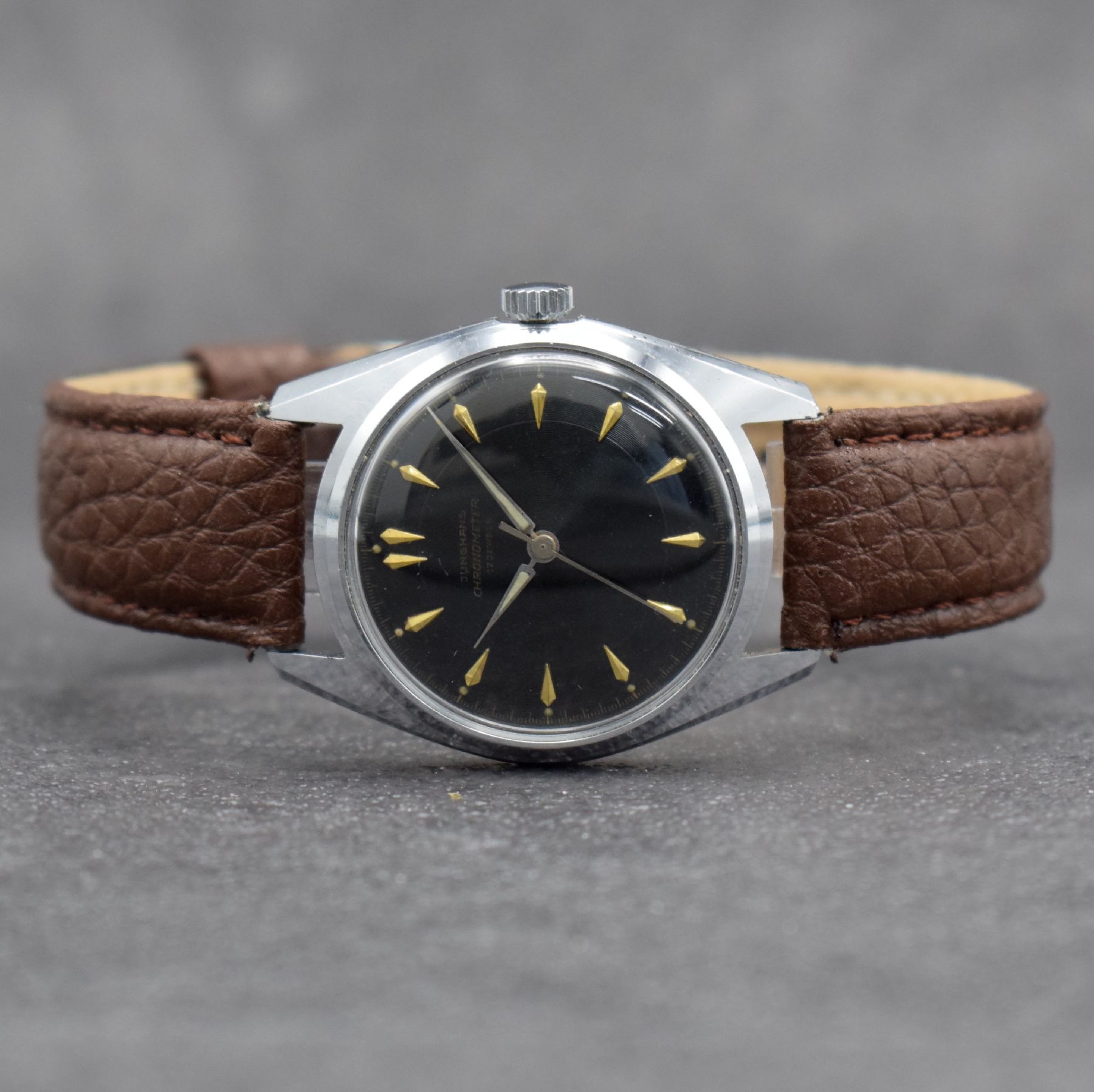JUNGHANS Chronometer Herrenarmbanduhr mit schwarzem Zifferblatt Kal. 82/1, Deutschland um 1960, Handaufzug, verchr. Geh., Stahlboden geschr., ...
