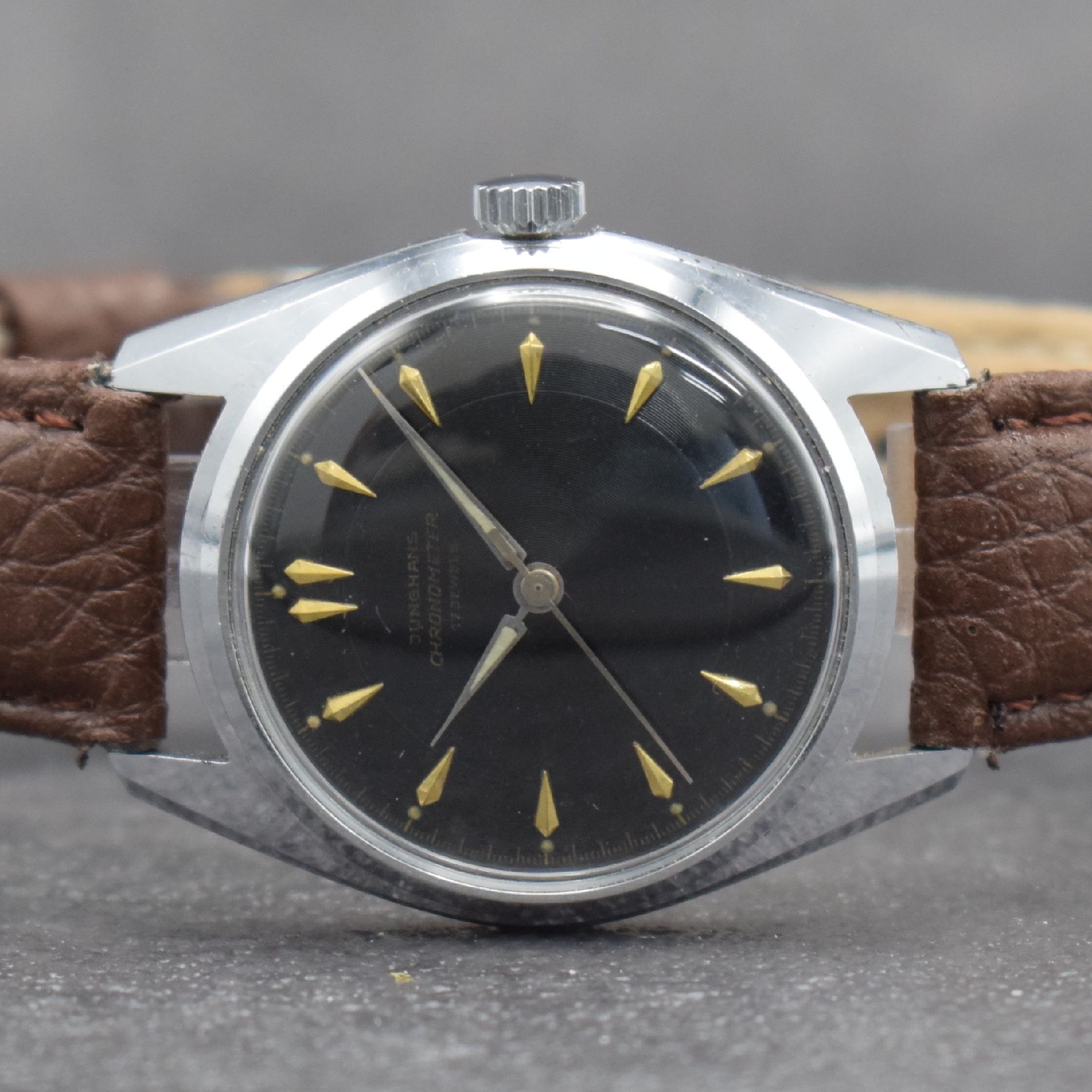 Detail a: JUNGHANS Chronometer Herrenarmbanduhr mit schwarzem Zifferblatt Kal. 82/1, Deutschland um 1960, Handaufzug, verchr. Geh., Stahlboden geschr., ...