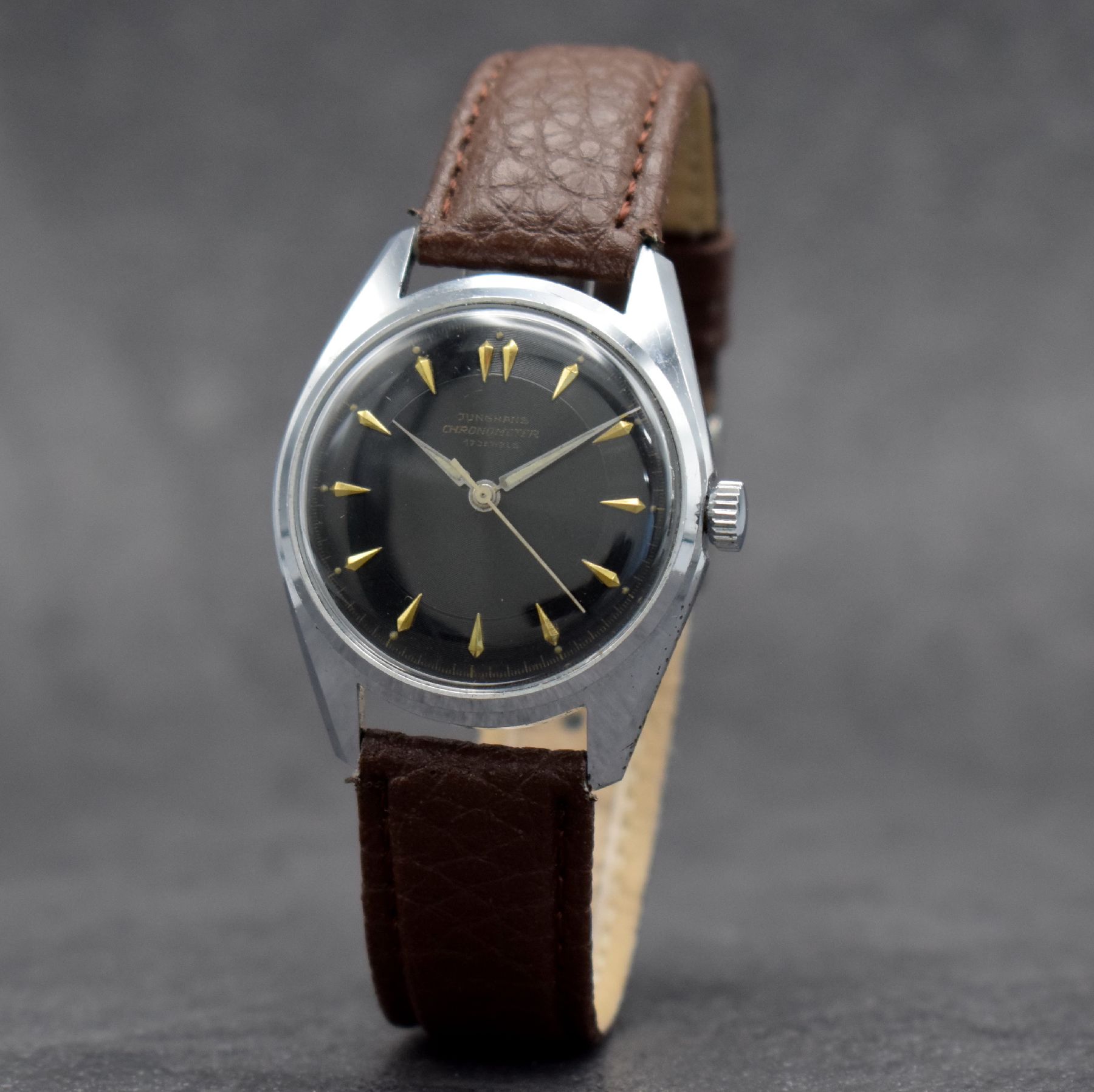 Detail b: JUNGHANS Chronometer Herrenarmbanduhr mit schwarzem Zifferblatt Kal. 82/1, Deutschland um 1960, Handaufzug, verchr. Geh., Stahlboden geschr., ...