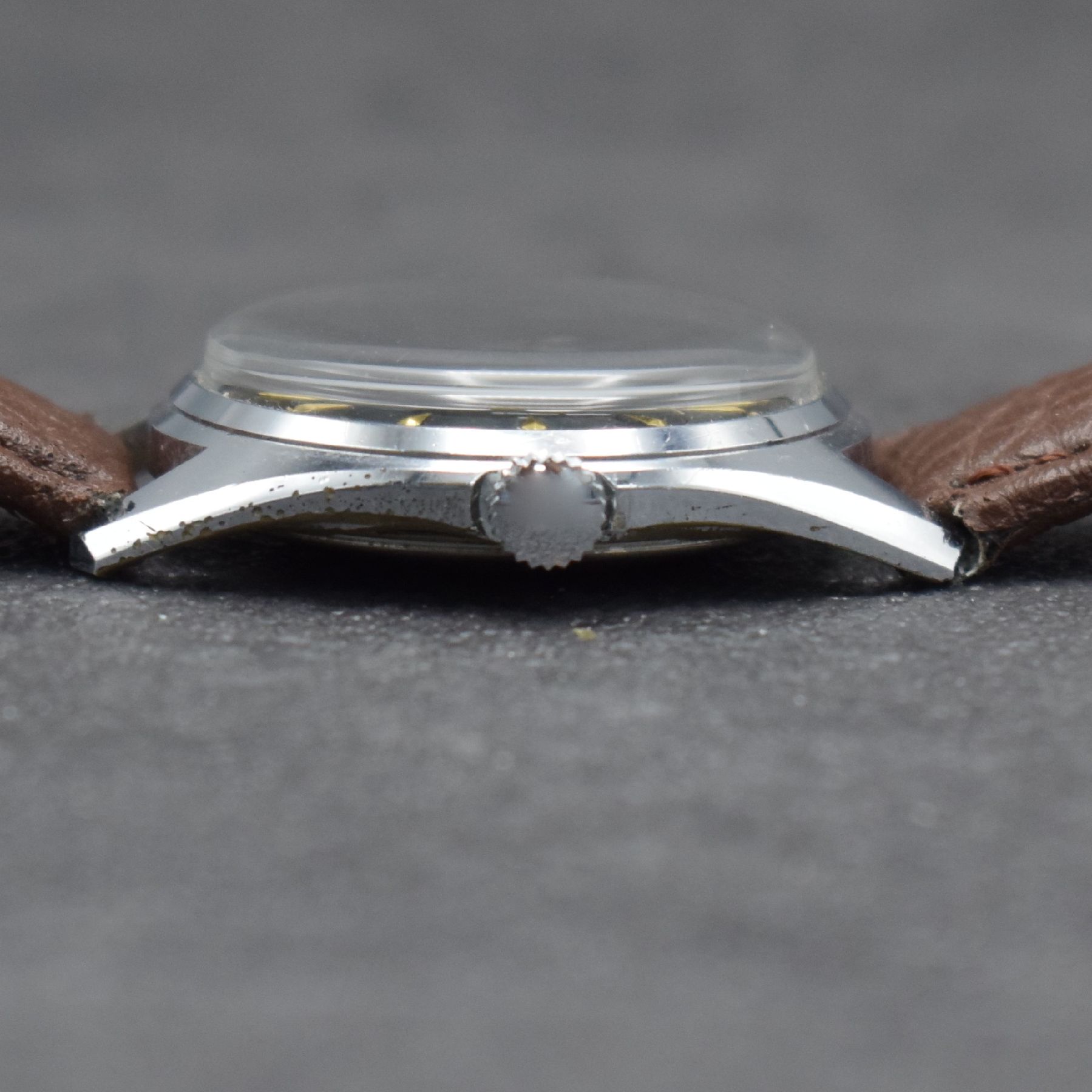 Detail d: JUNGHANS Chronometer Herrenarmbanduhr mit schwarzem Zifferblatt Kal. 82/1, Deutschland um 1960, Handaufzug, verchr. Geh., Stahlboden geschr., ...