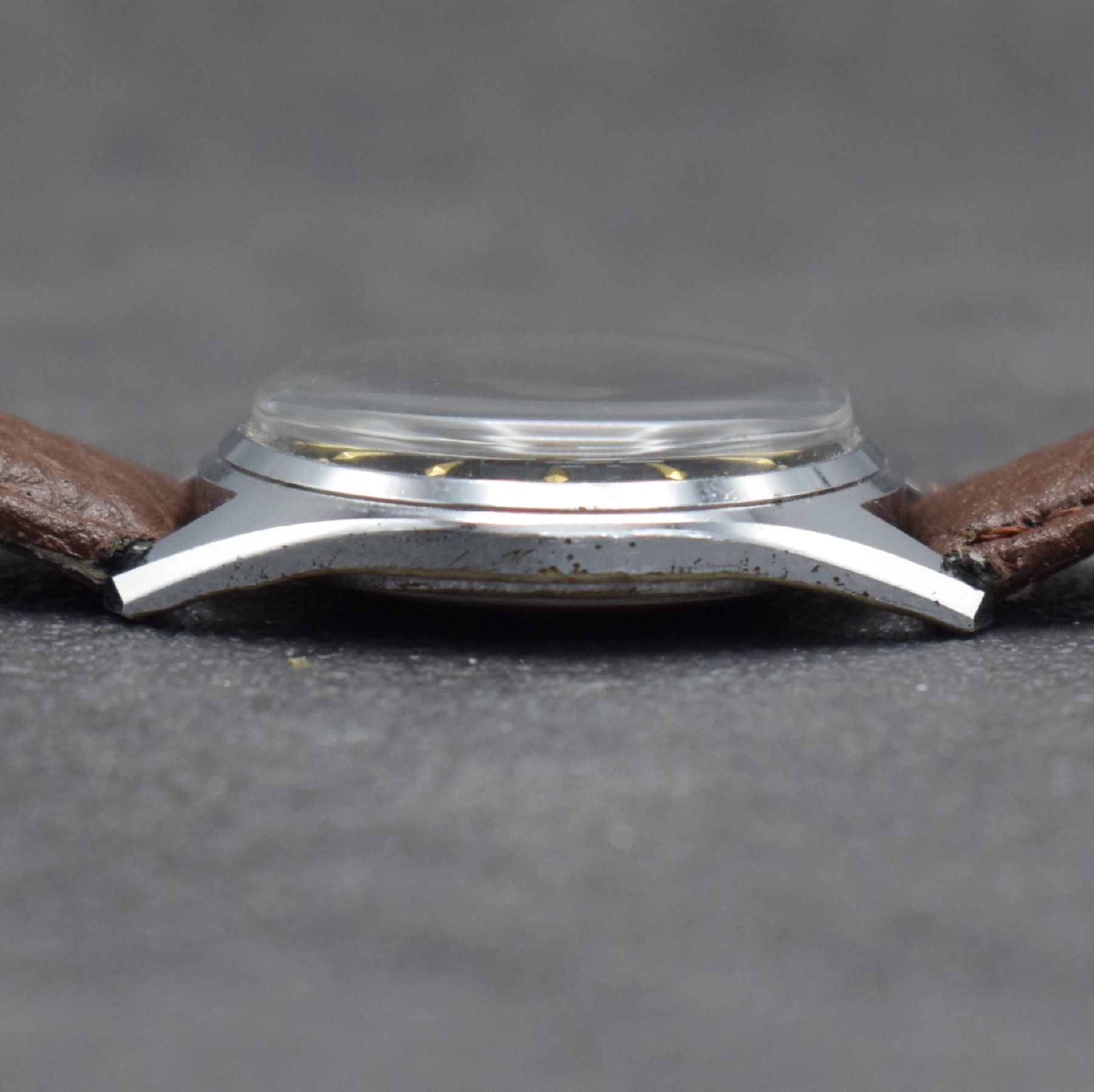 Detail e: JUNGHANS Chronometer Herrenarmbanduhr mit schwarzem Zifferblatt Kal. 82/1, Deutschland um 1960, Handaufzug, verchr. Geh., Stahlboden geschr., ...