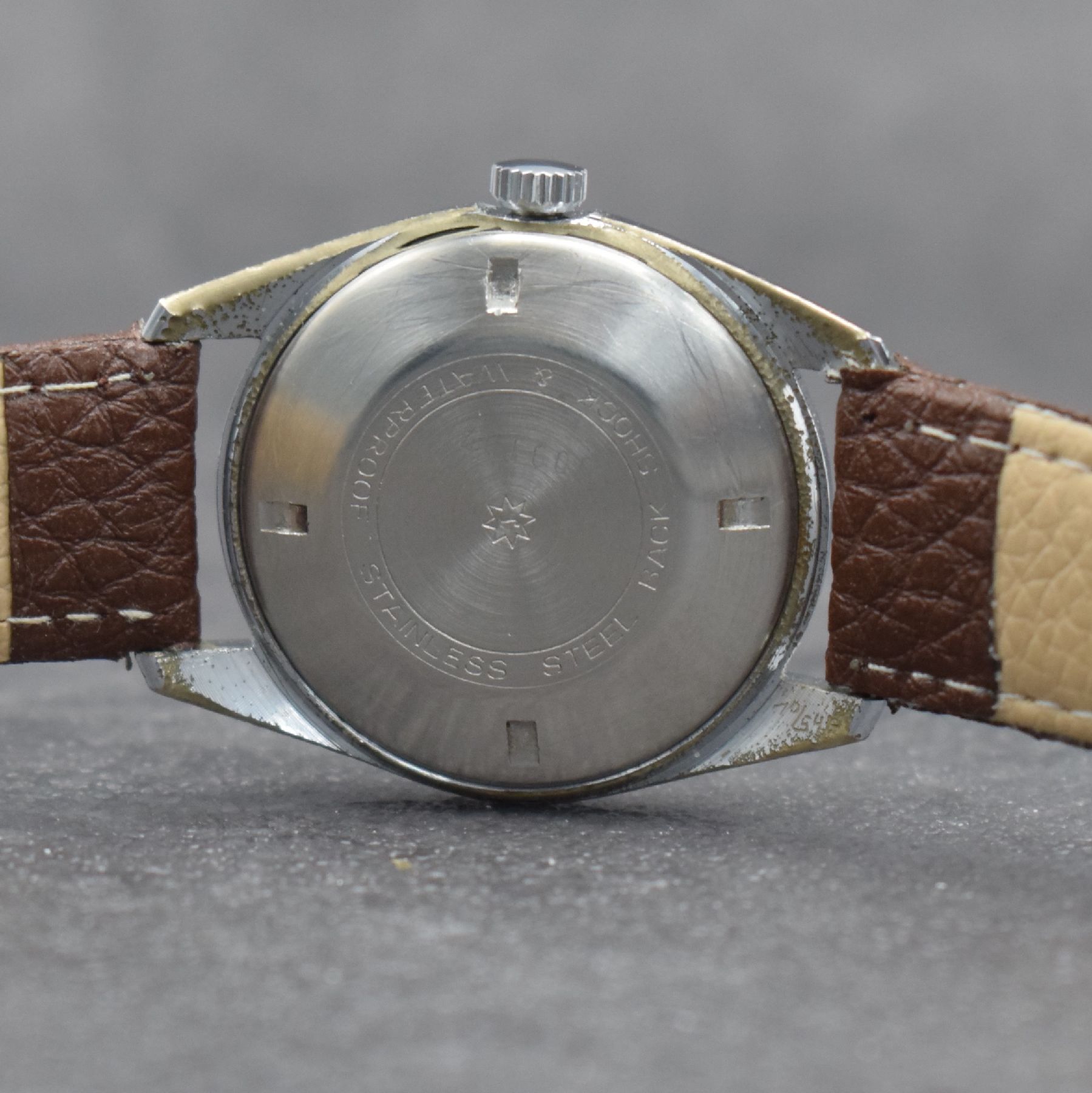 Detail f: JUNGHANS Chronometer Herrenarmbanduhr mit schwarzem Zifferblatt Kal. 82/1, Deutschland um 1960, Handaufzug, verchr. Geh., Stahlboden geschr., ...